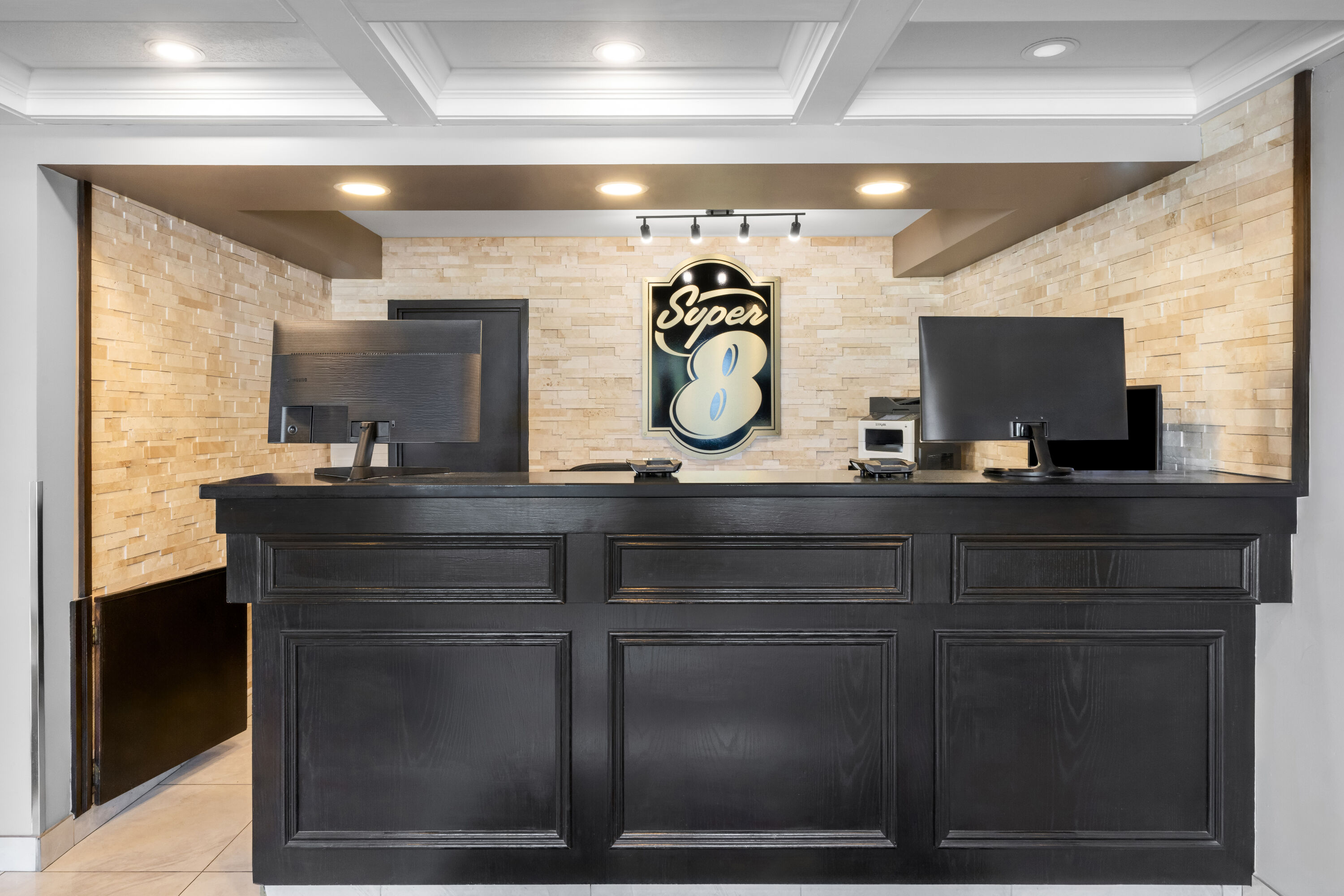 Super 8 by Wyndham North Bay reception in North Bay, Ontario