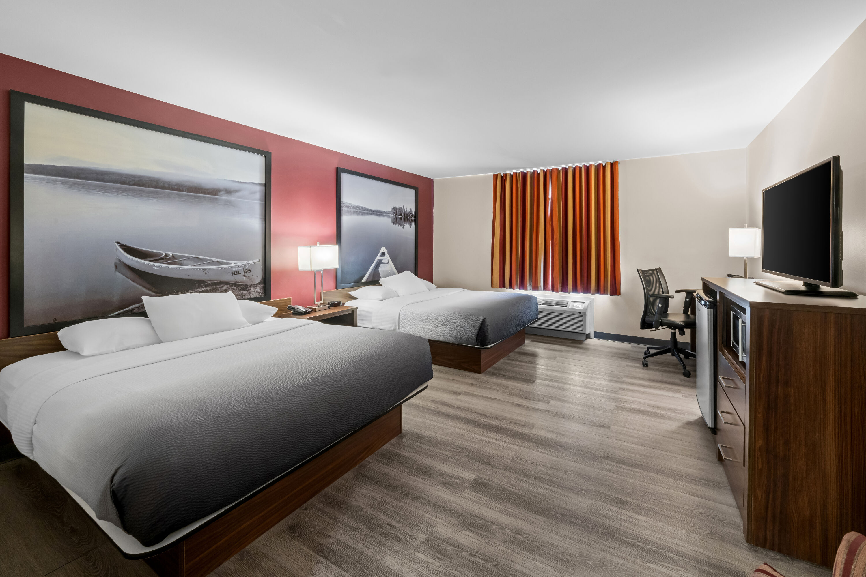 Double bed guest room at the Super 8 by Wyndham North Bay in North Bay, Ontario