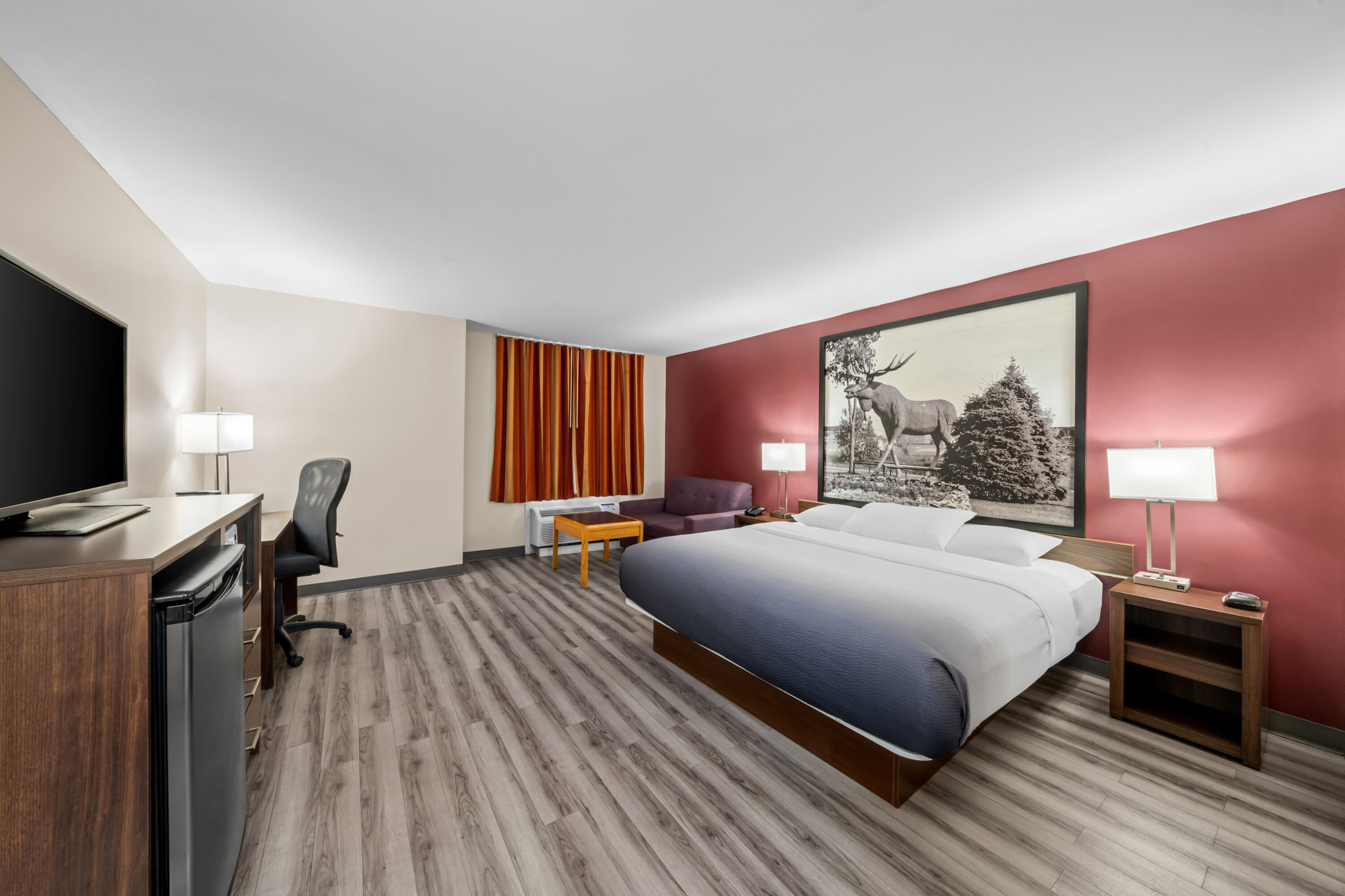 King bed guest room at the Super 8 by Wyndham North Bay in North Bay, Ontario