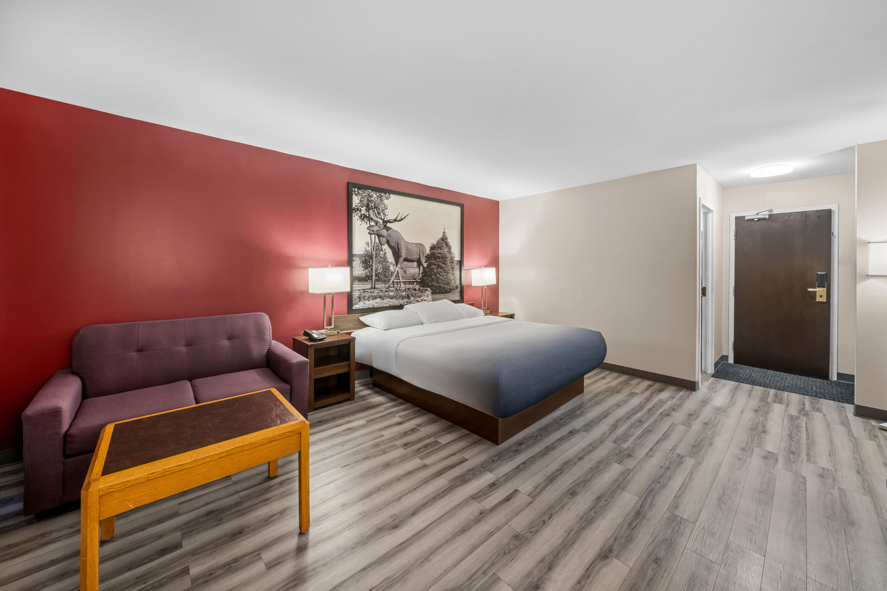 King bed guest room at the Super 8 by Wyndham North Bay in North Bay, Ontario