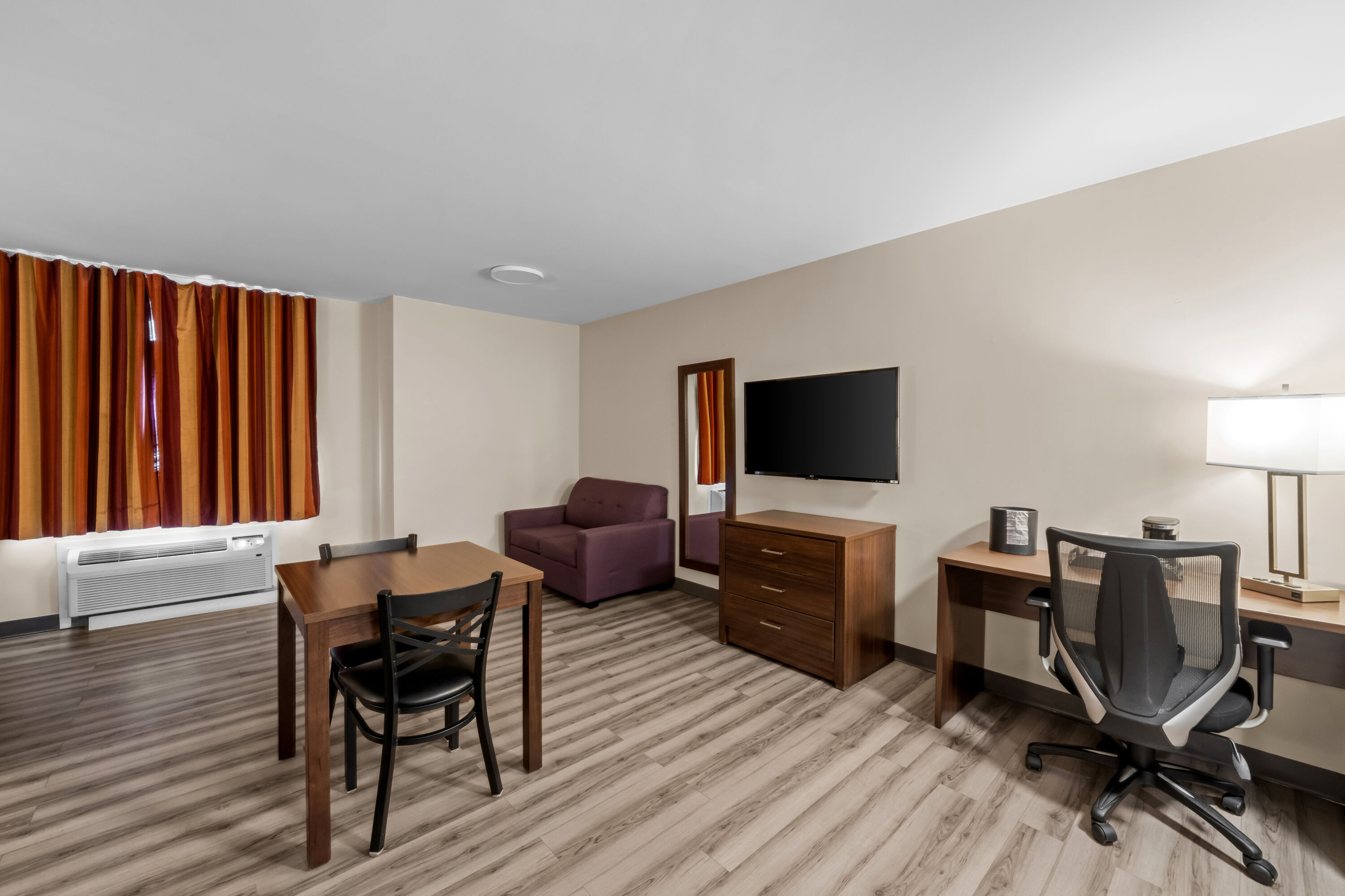 Super 8 by Wyndham North Bay suite in North Bay, Ontario