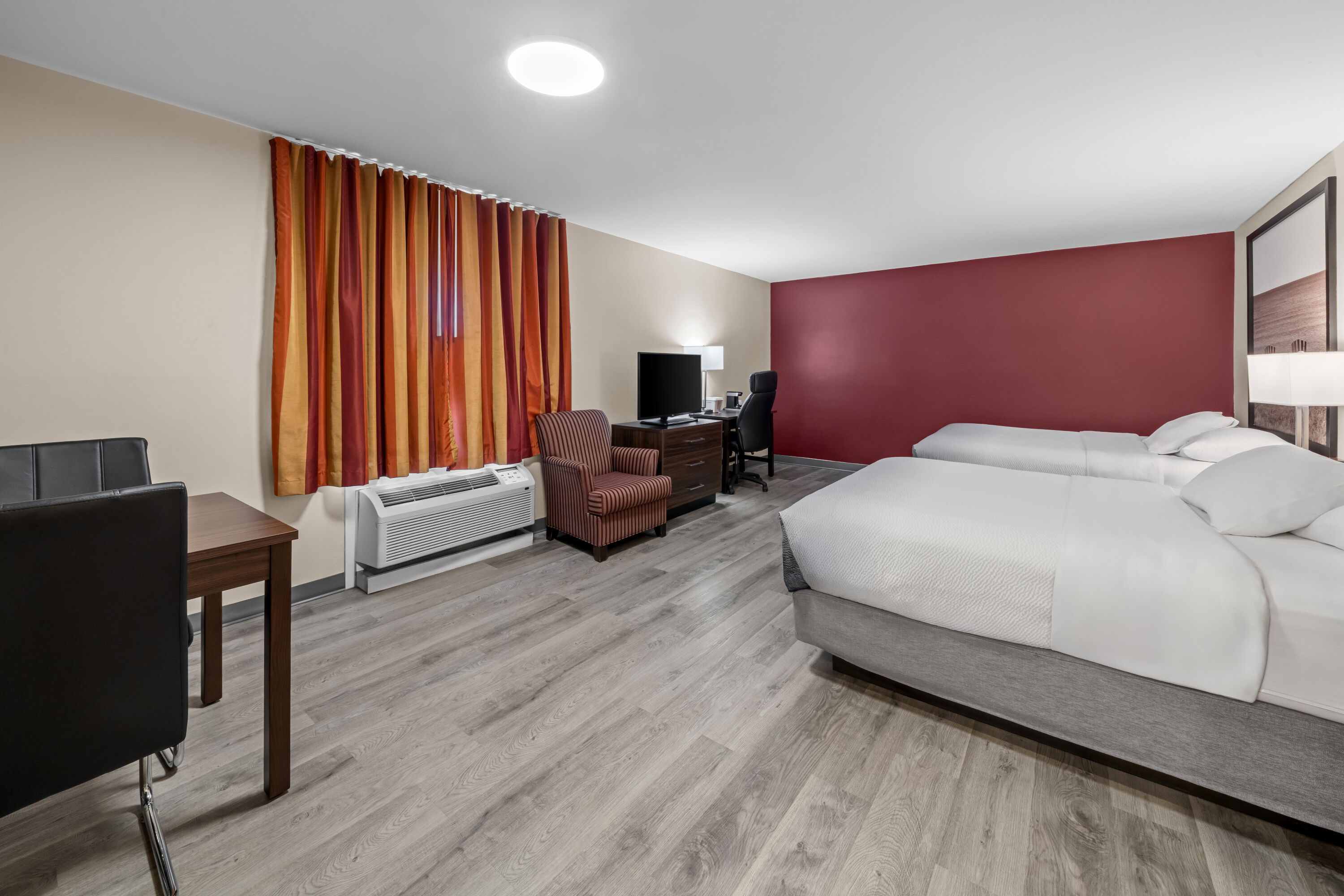 Super 8 by Wyndham North Bay suite in North Bay, Ontario