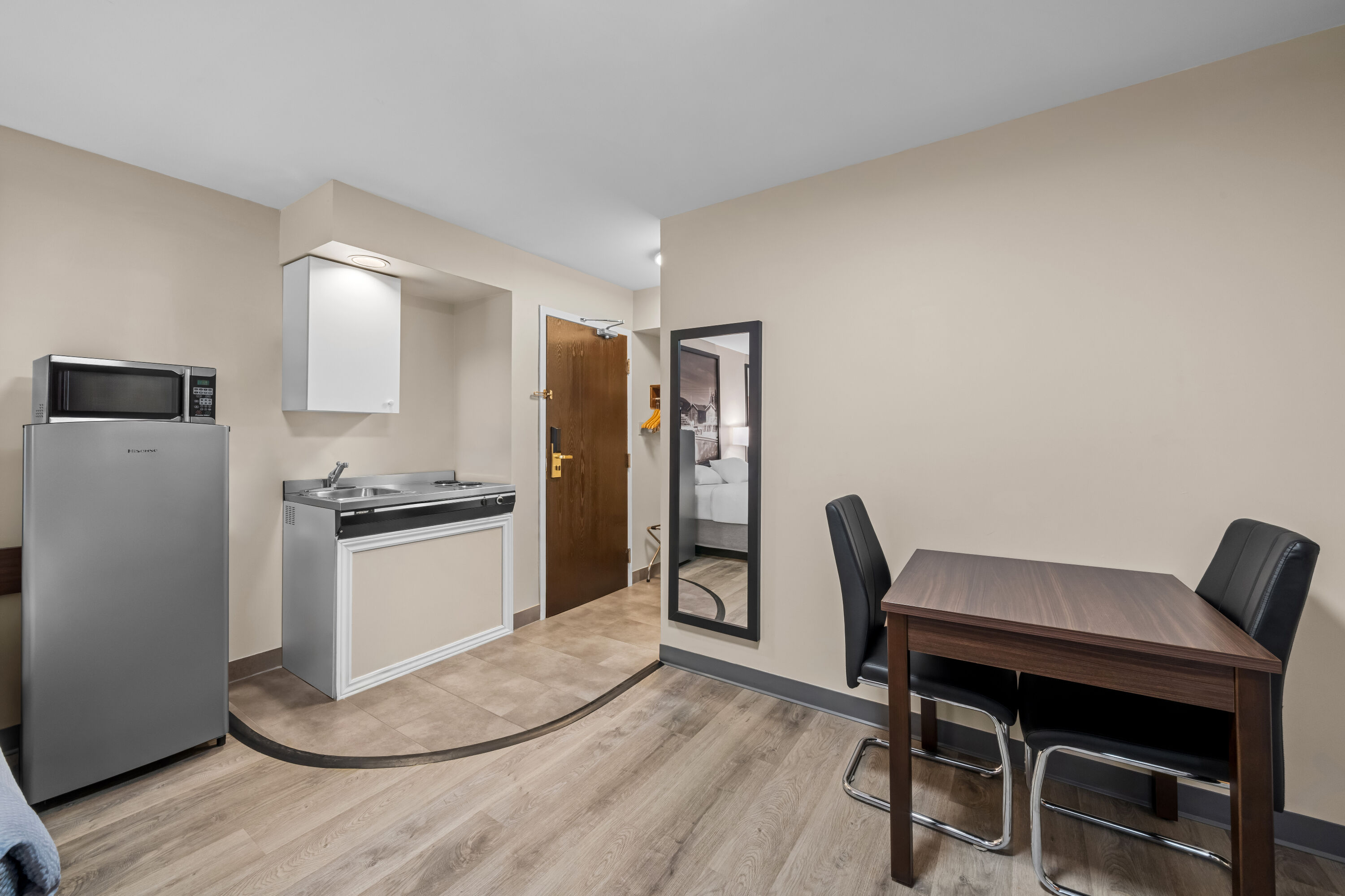 Super 8 by Wyndham North Bay suite in North Bay, Ontario