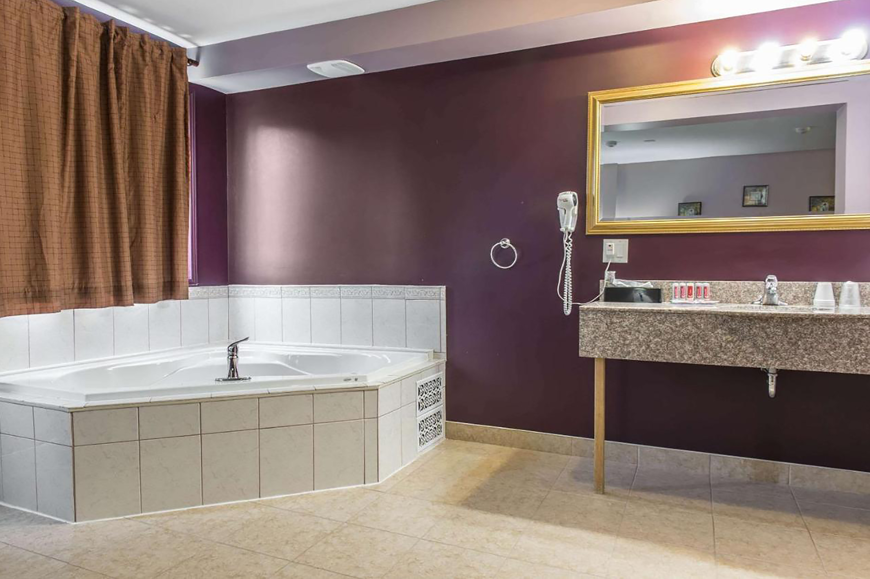 Guest room bath at the Super 8 by Wyndham Pembroke in Pembroke, Ontario