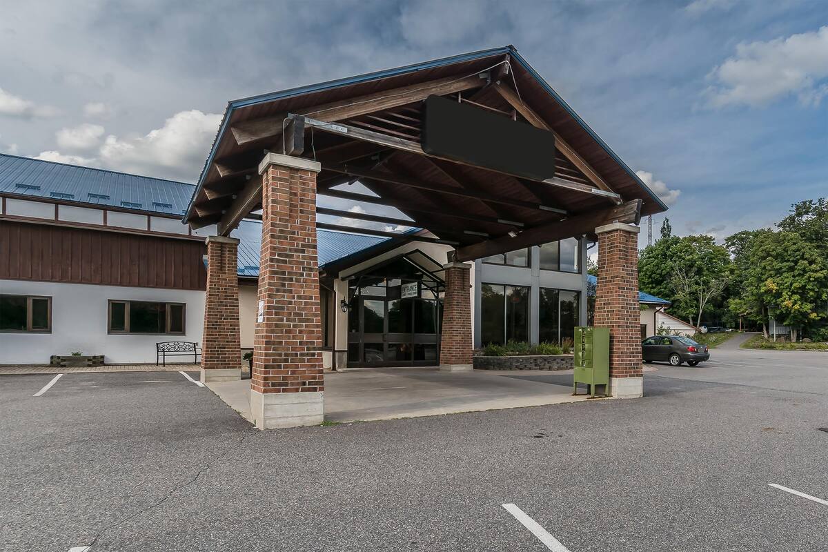 Super 8 Parry Sound Seguin Hotels On P2a2w8 Exterior Of Super 8 Parry Sound Hotel In Seguin Ontario