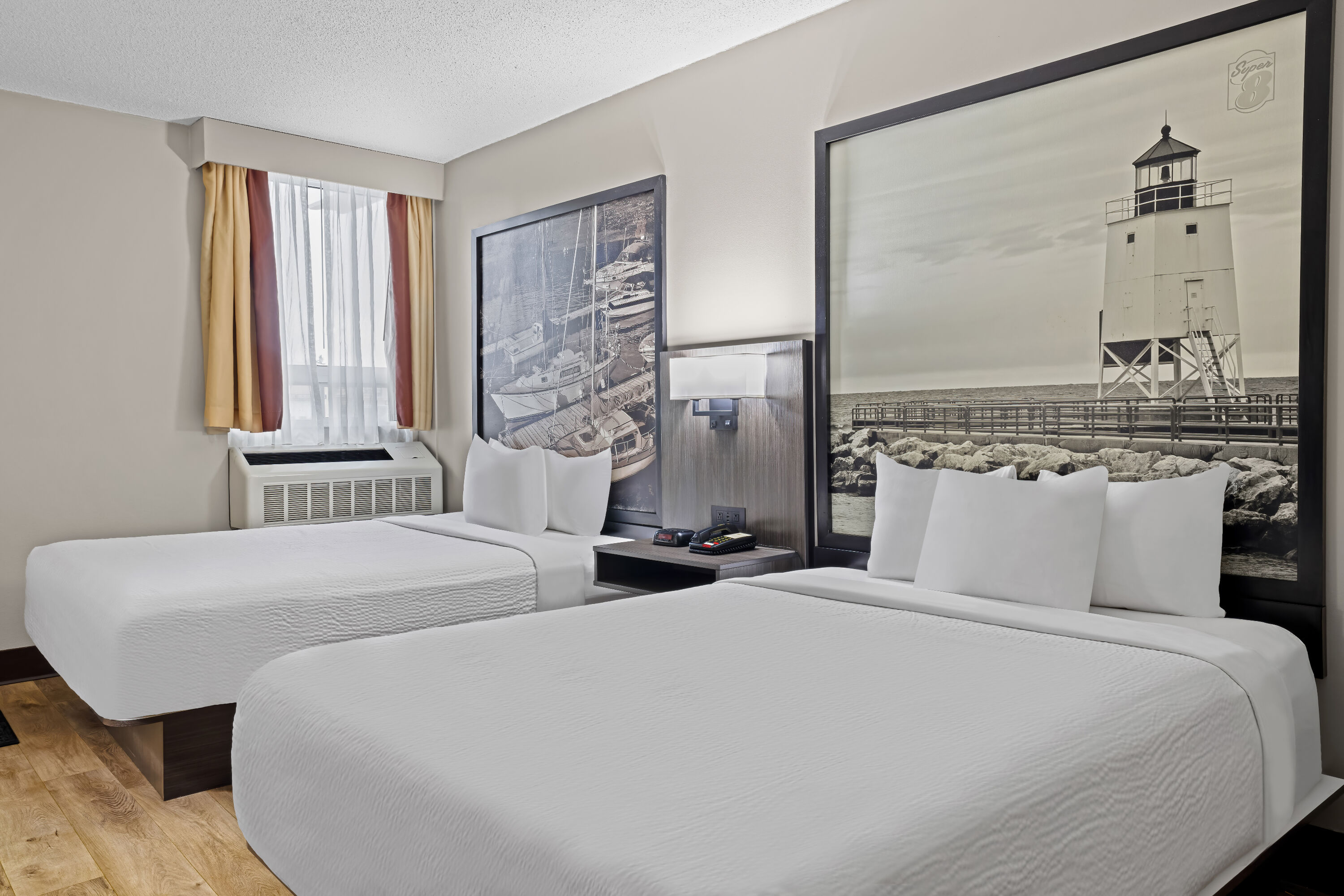 Queen bed guest room at the Super 8 by Wyndham Thunder Bay in Thunder Bay, Ontario