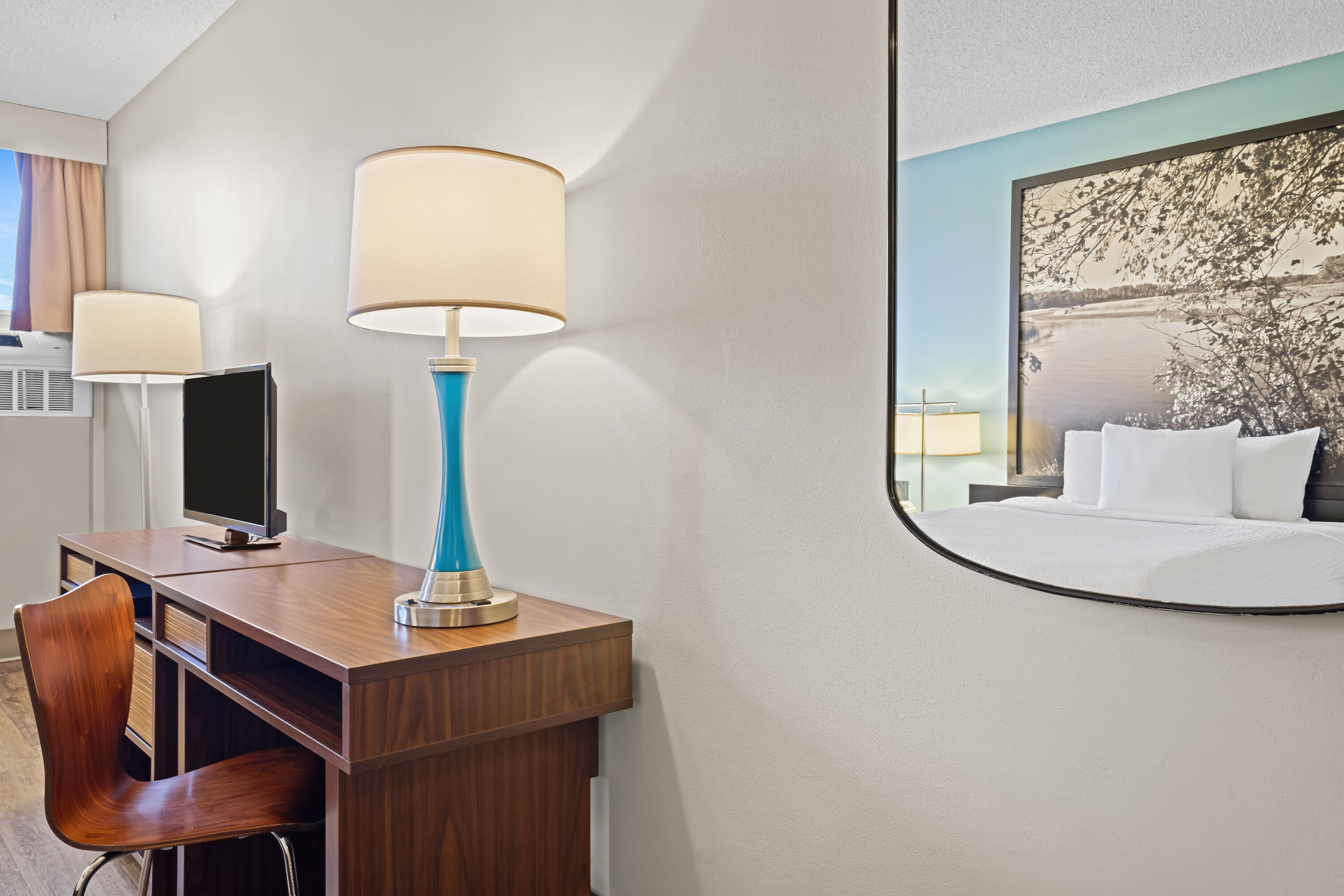 Queen bed guest room at the Super 8 by Wyndham Thunder Bay in Thunder Bay, Ontario