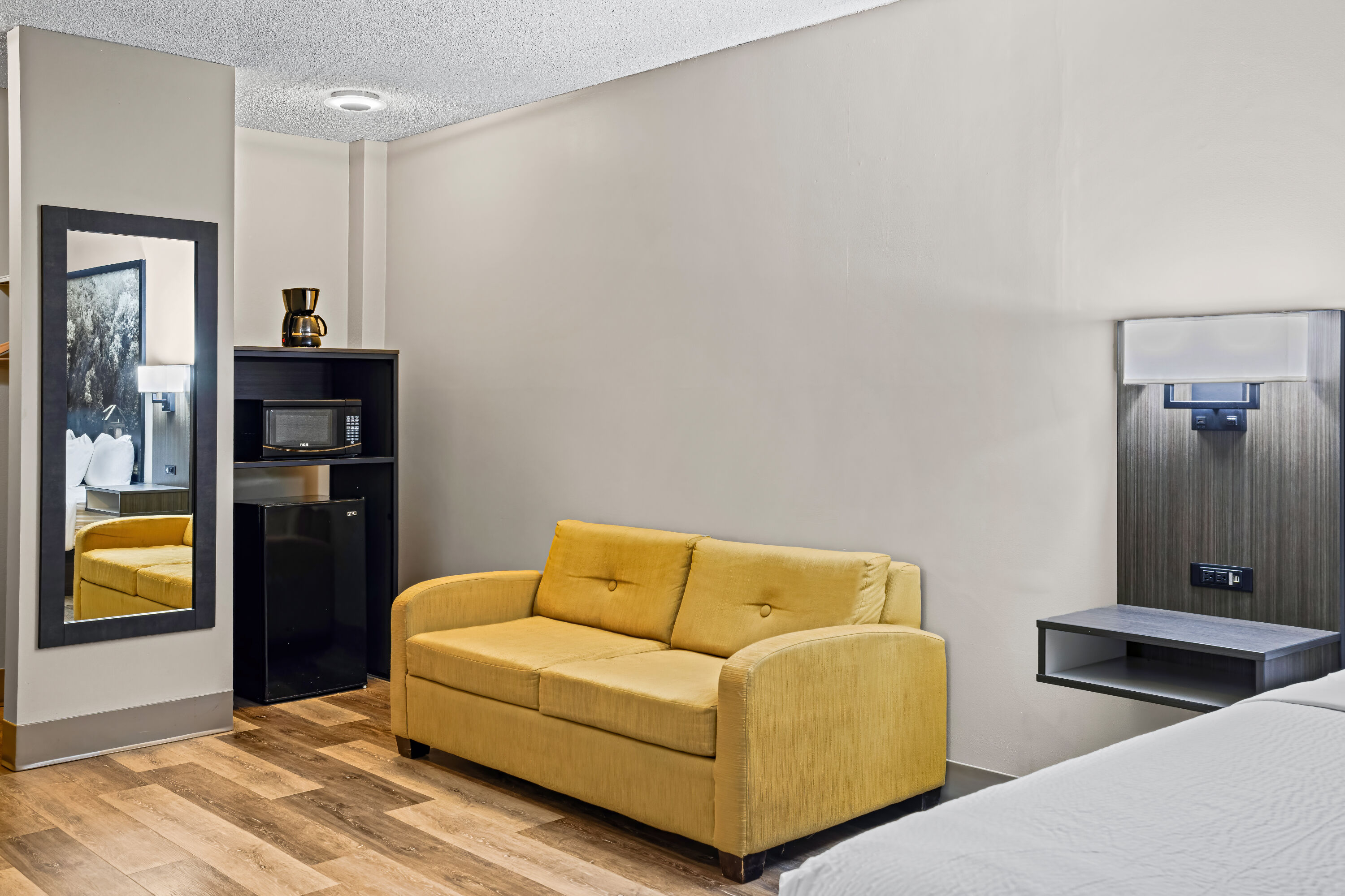 Super 8 by Wyndham Thunder Bay suite in Thunder Bay, Ontario