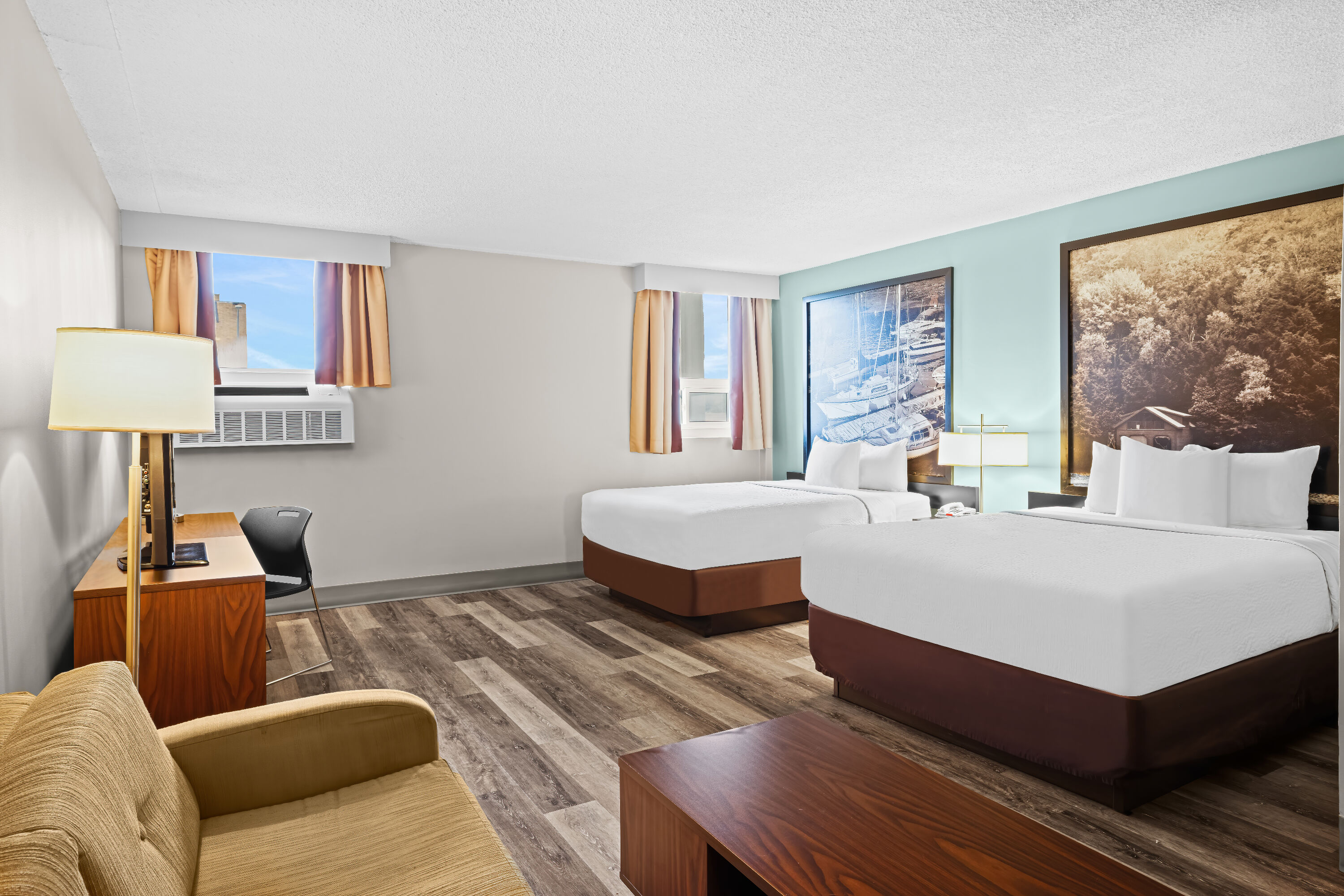 Super 8 by Wyndham Thunder Bay suite in Thunder Bay, Ontario