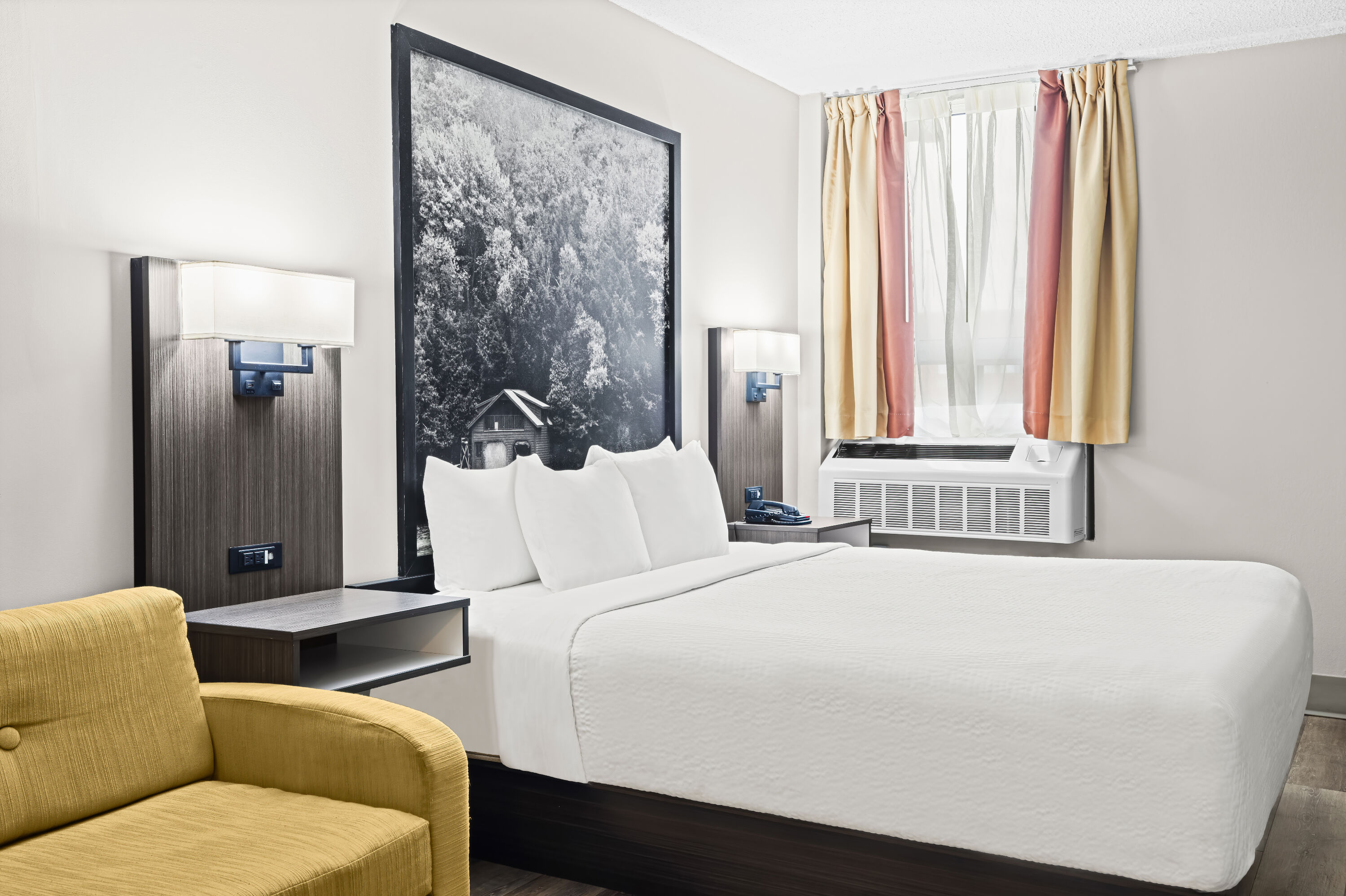 Super 8 by Wyndham Thunder Bay suite in Thunder Bay, Ontario