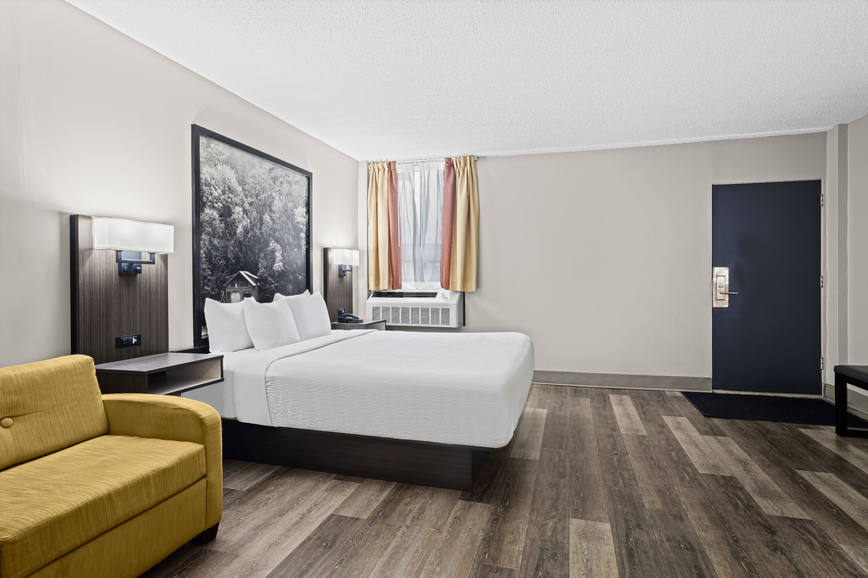 Super 8 by Wyndham Thunder Bay suite in Thunder Bay, Ontario