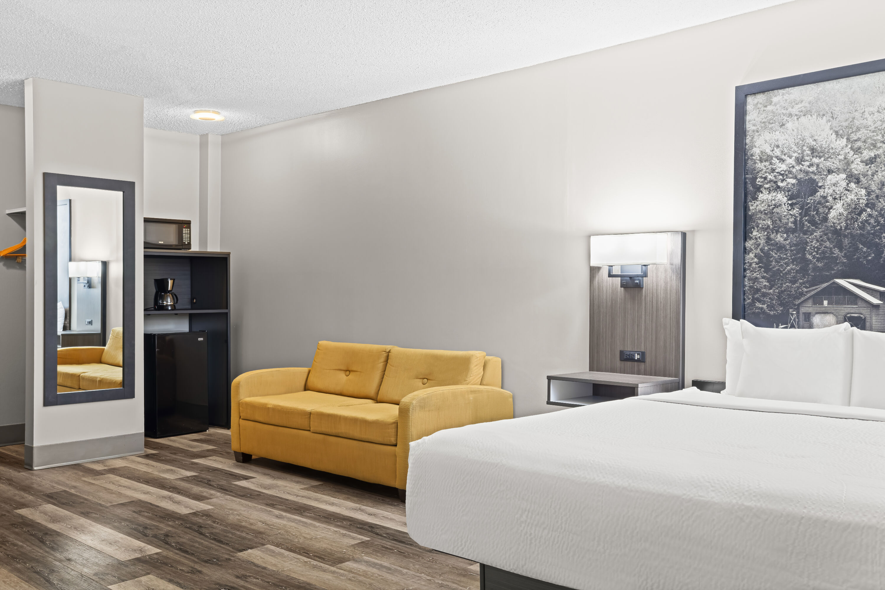 Super 8 by Wyndham Thunder Bay suite in Thunder Bay, Ontario