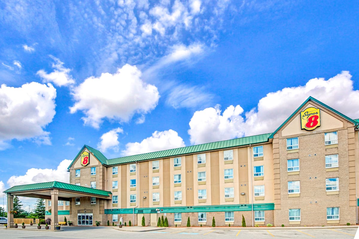 Super 8 Toronto North Hotels On L4k 1a2 Exterior Of Super 8 Toronto North Hotel In Ontario