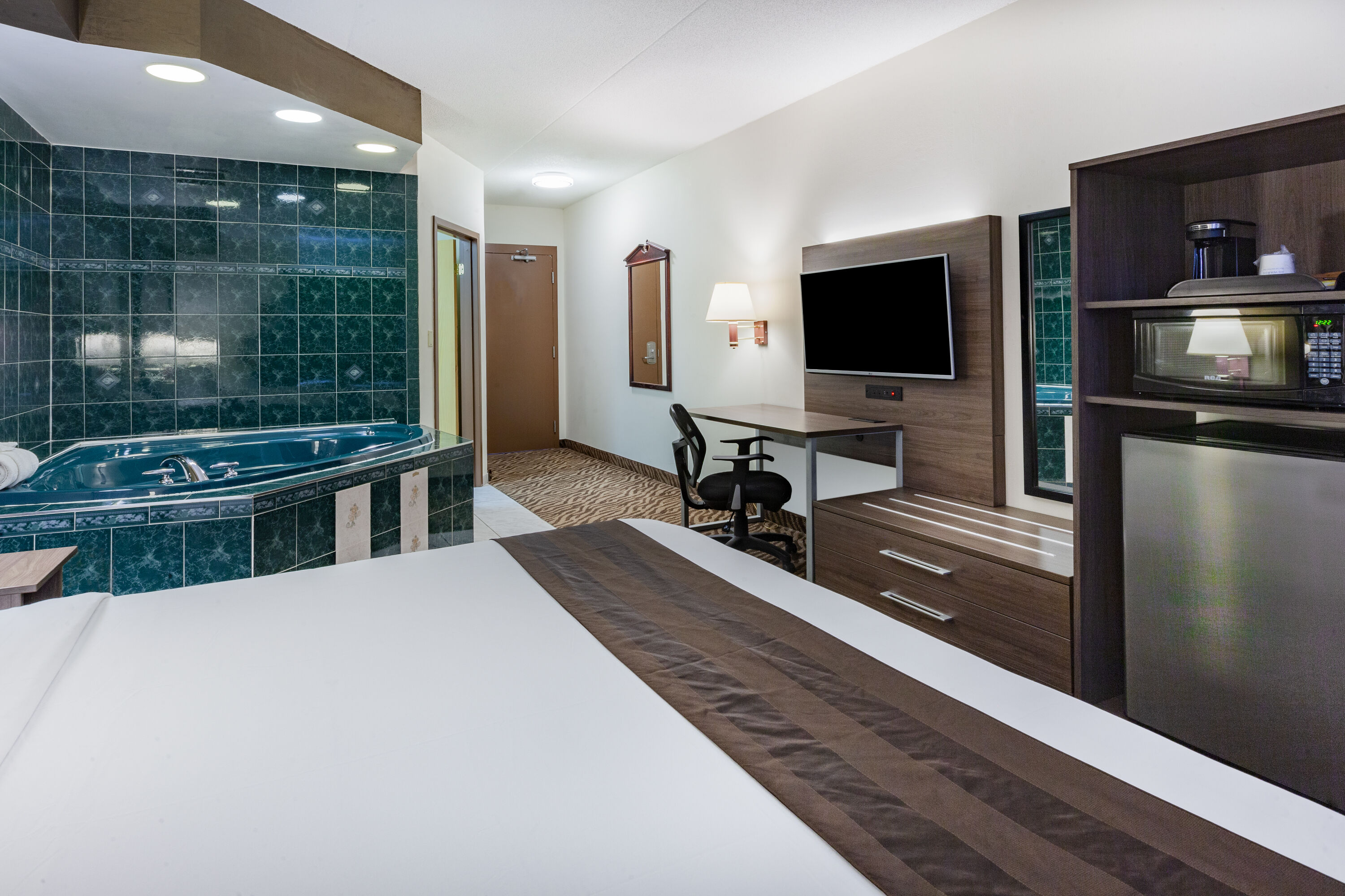 Super 8 by Wyndham Ambassador Bridge Windsor ON suite in Windsor, Ontario