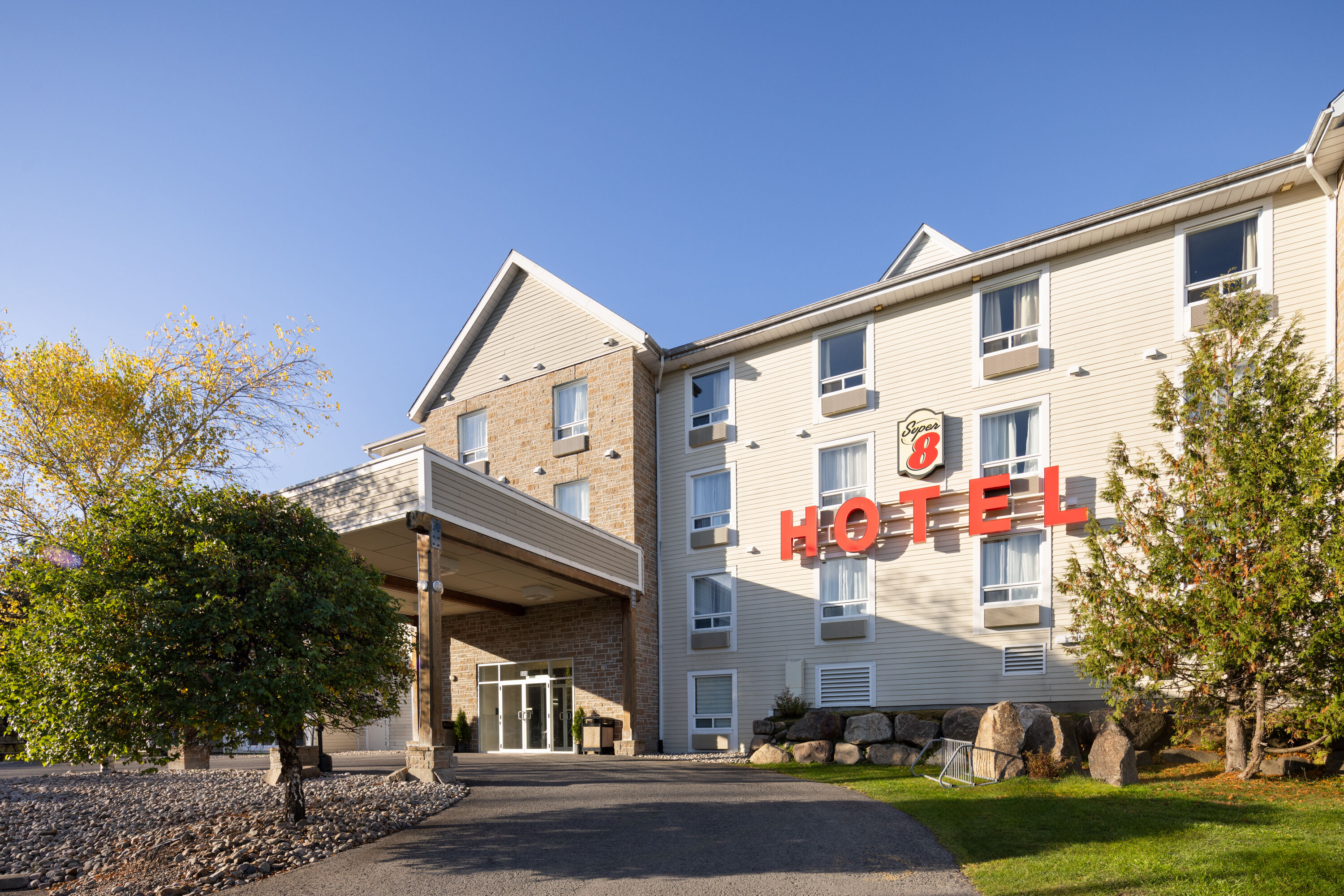 Exterior Day Image of Super 8 by Wyndham Sainte Agathe Des Monts hotel in Sainte-Agathe-des-Monts, Quebec