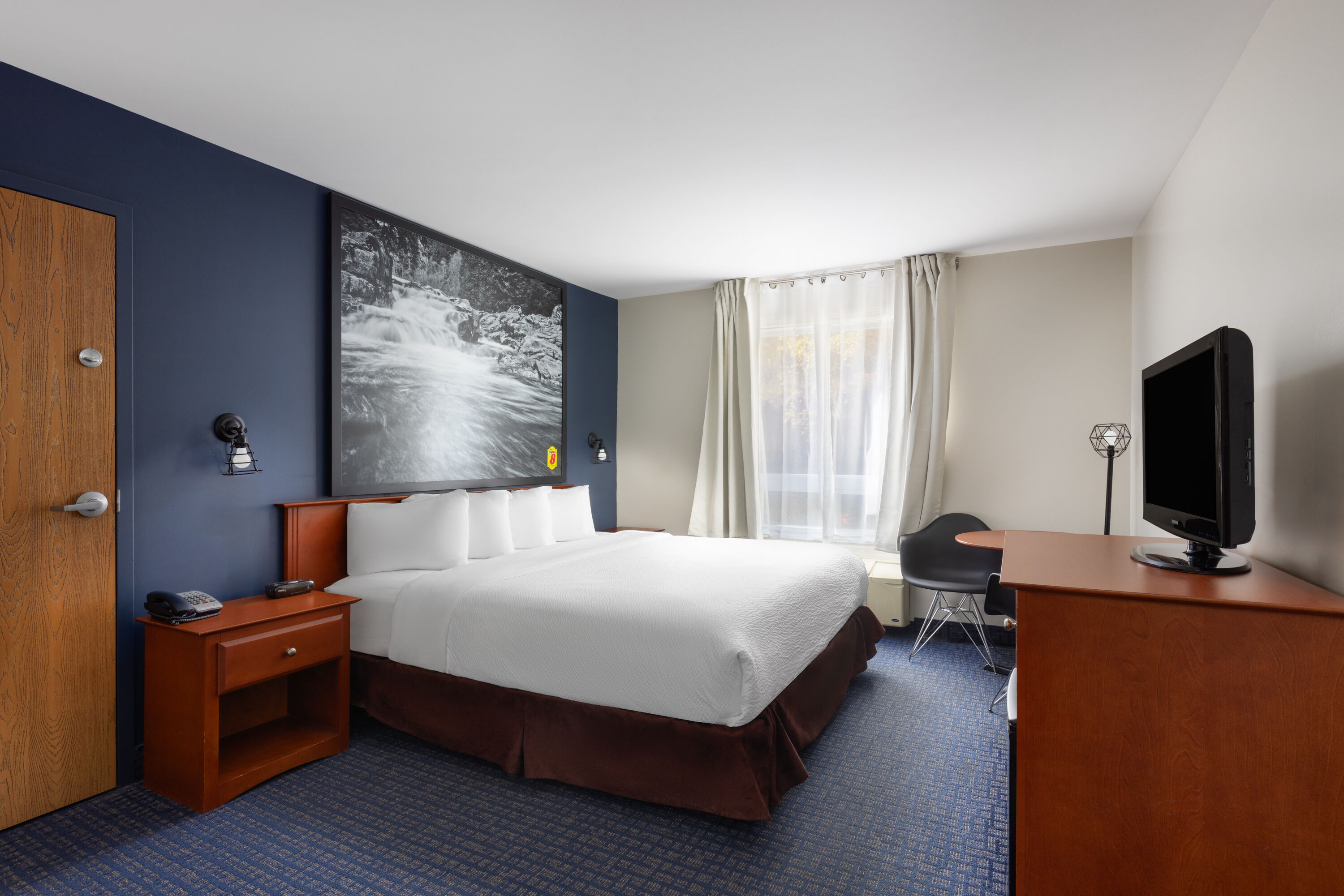 Guest room at the Super 8 by Wyndham Sainte Agathe Des Monts in Sainte-Agathe-des-Monts, Quebec