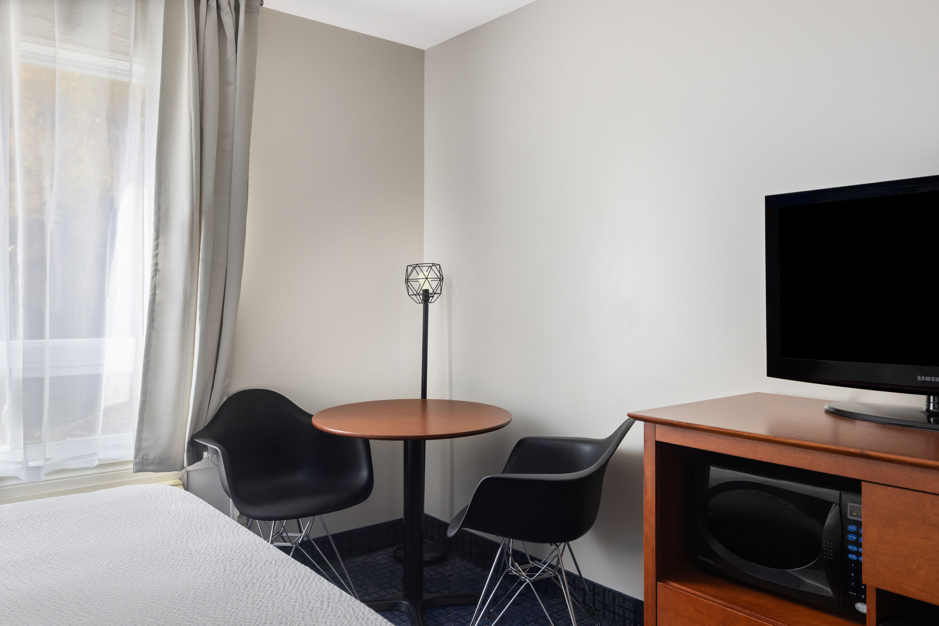 Guest room at the Super 8 by Wyndham Sainte Agathe Des Monts in Sainte-Agathe-des-Monts, Quebec