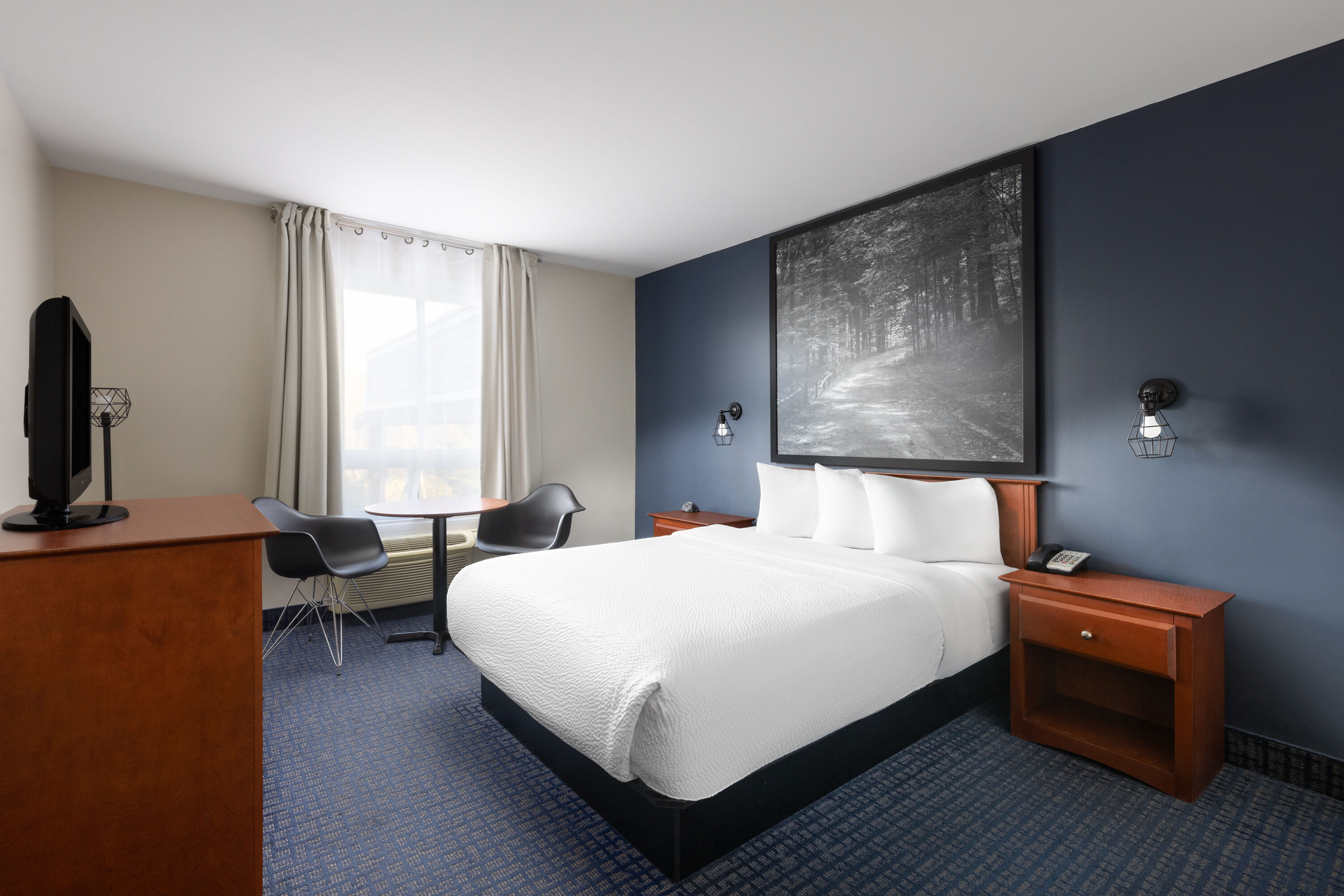 Guest room at the Super 8 by Wyndham Sainte Agathe Des Monts in Sainte-Agathe-des-Monts, Quebec