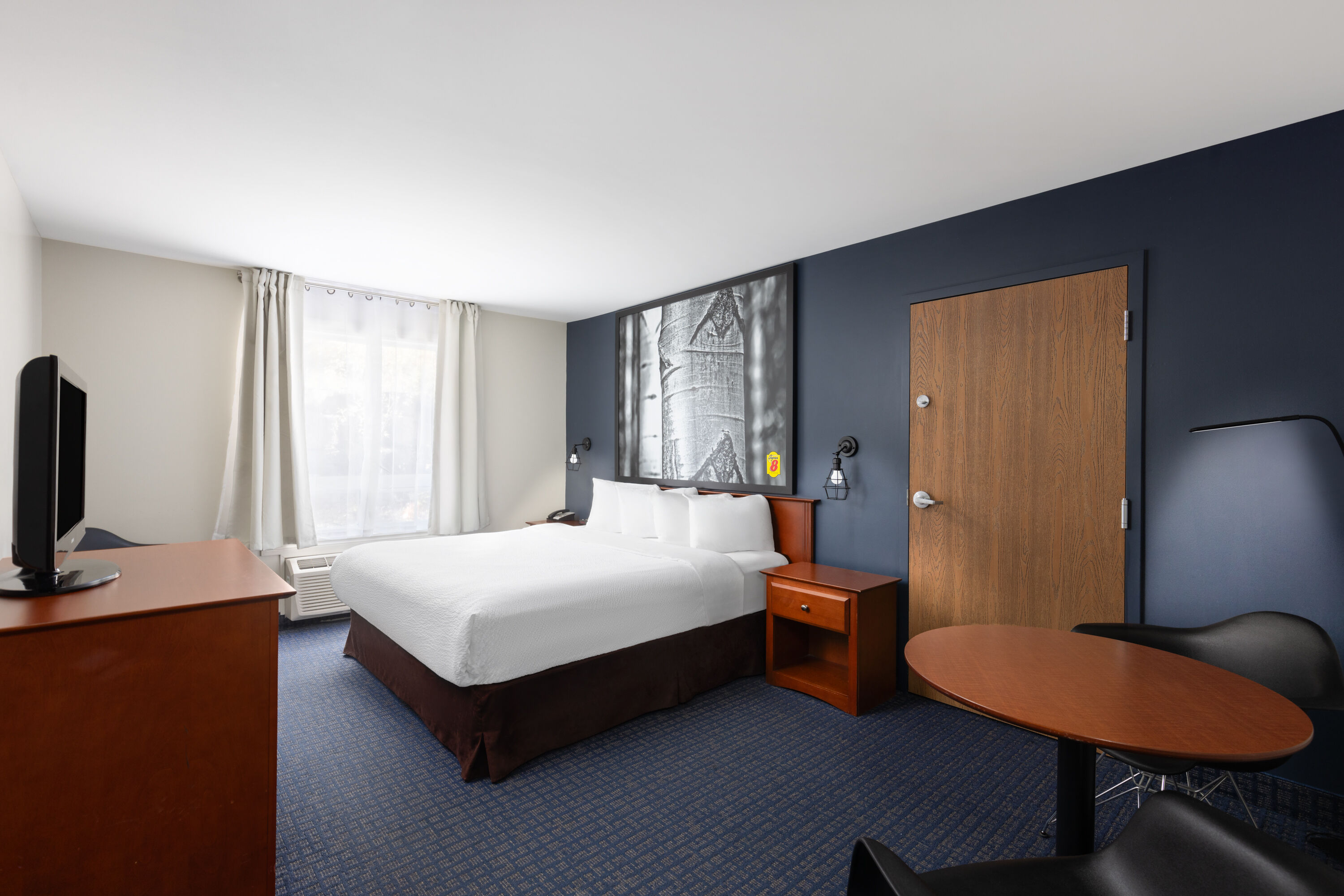 Guest room at the Super 8 by Wyndham Sainte Agathe Des Monts in Sainte-Agathe-des-Monts, Quebec