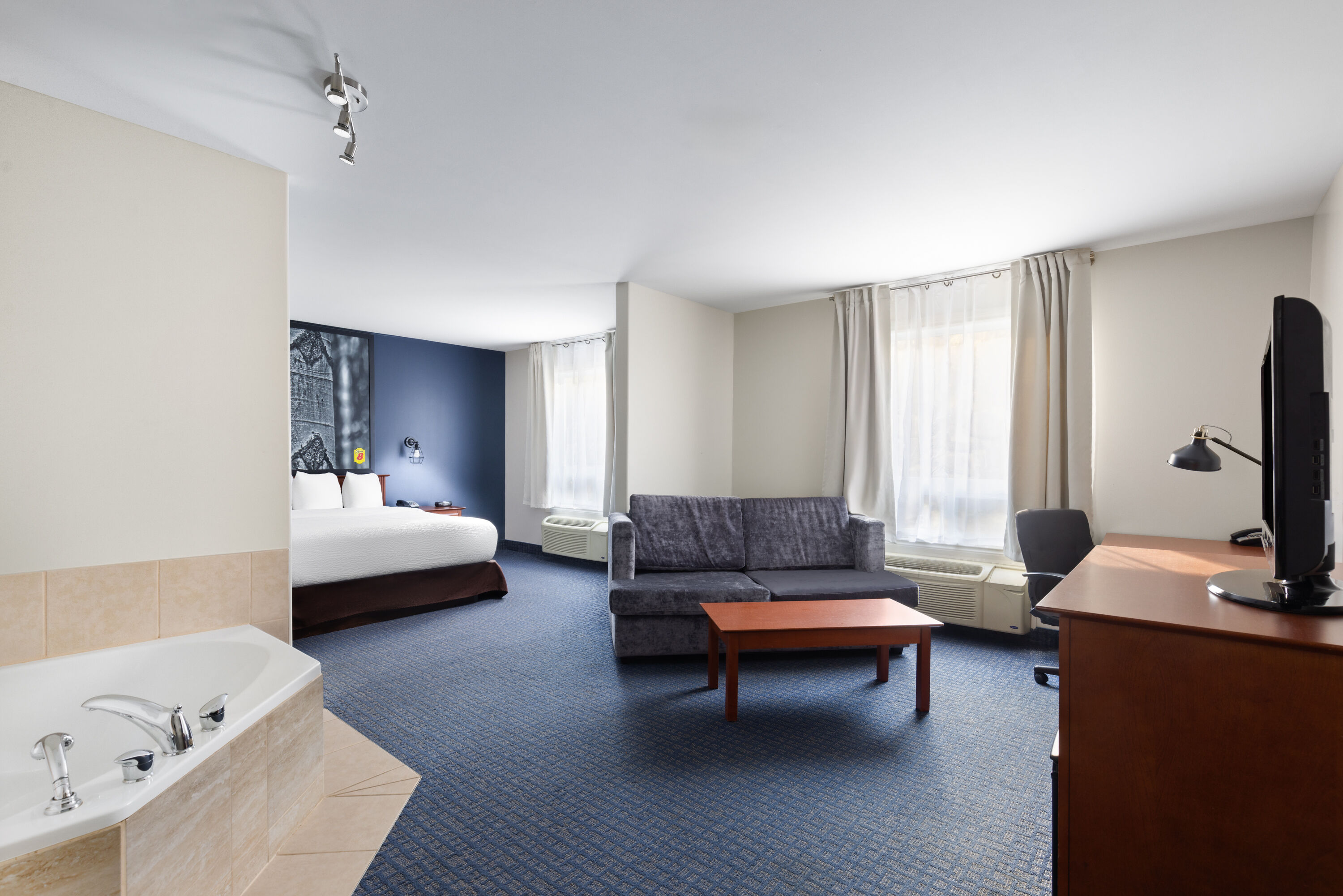 Super 8 by Wyndham Sainte Agathe Des Monts hot tub suite in Sainte-Agathe-des-Monts, Quebec