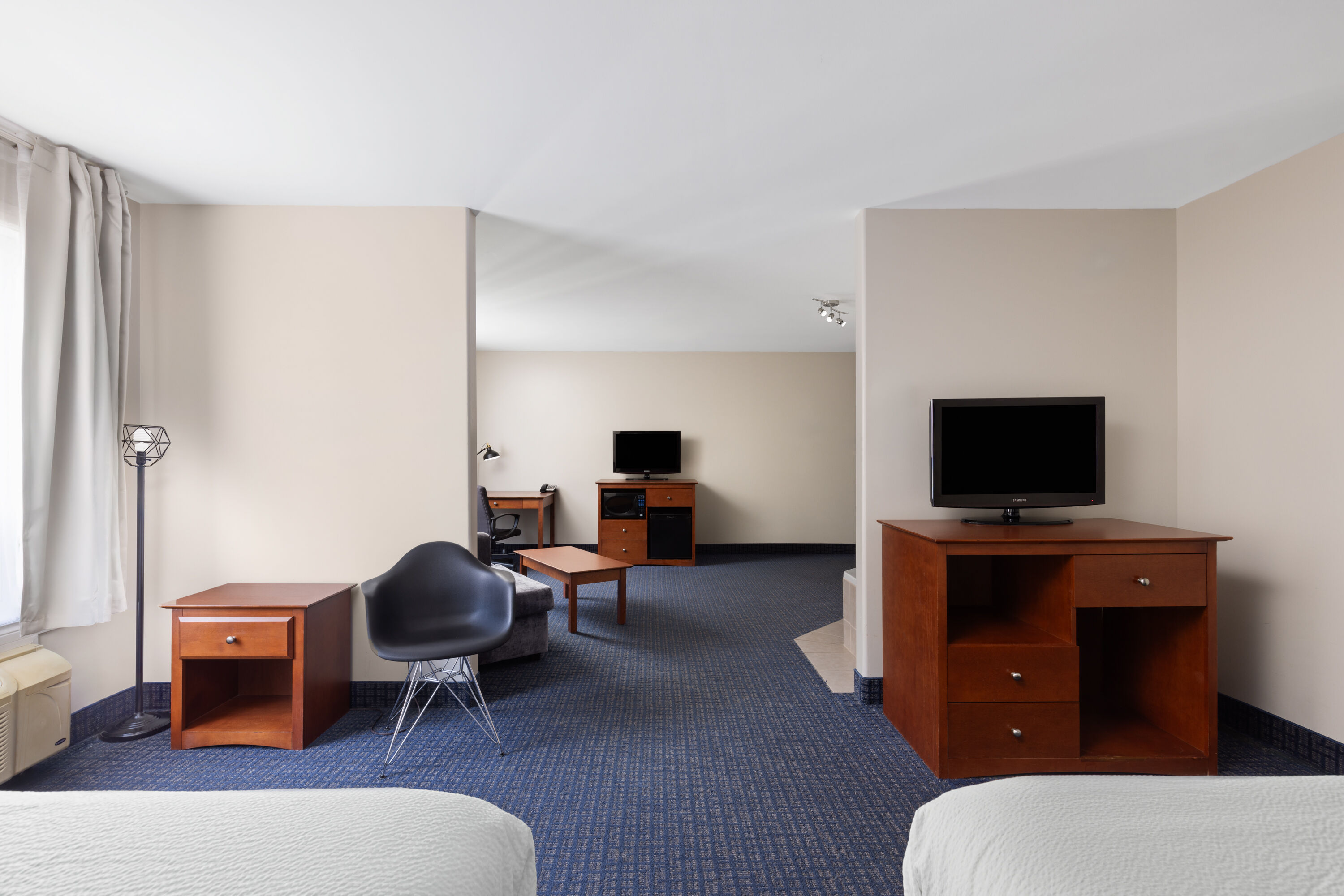 Super 8 by Wyndham Sainte Agathe Des Monts hot tub suite in Sainte-Agathe-des-Monts, Quebec