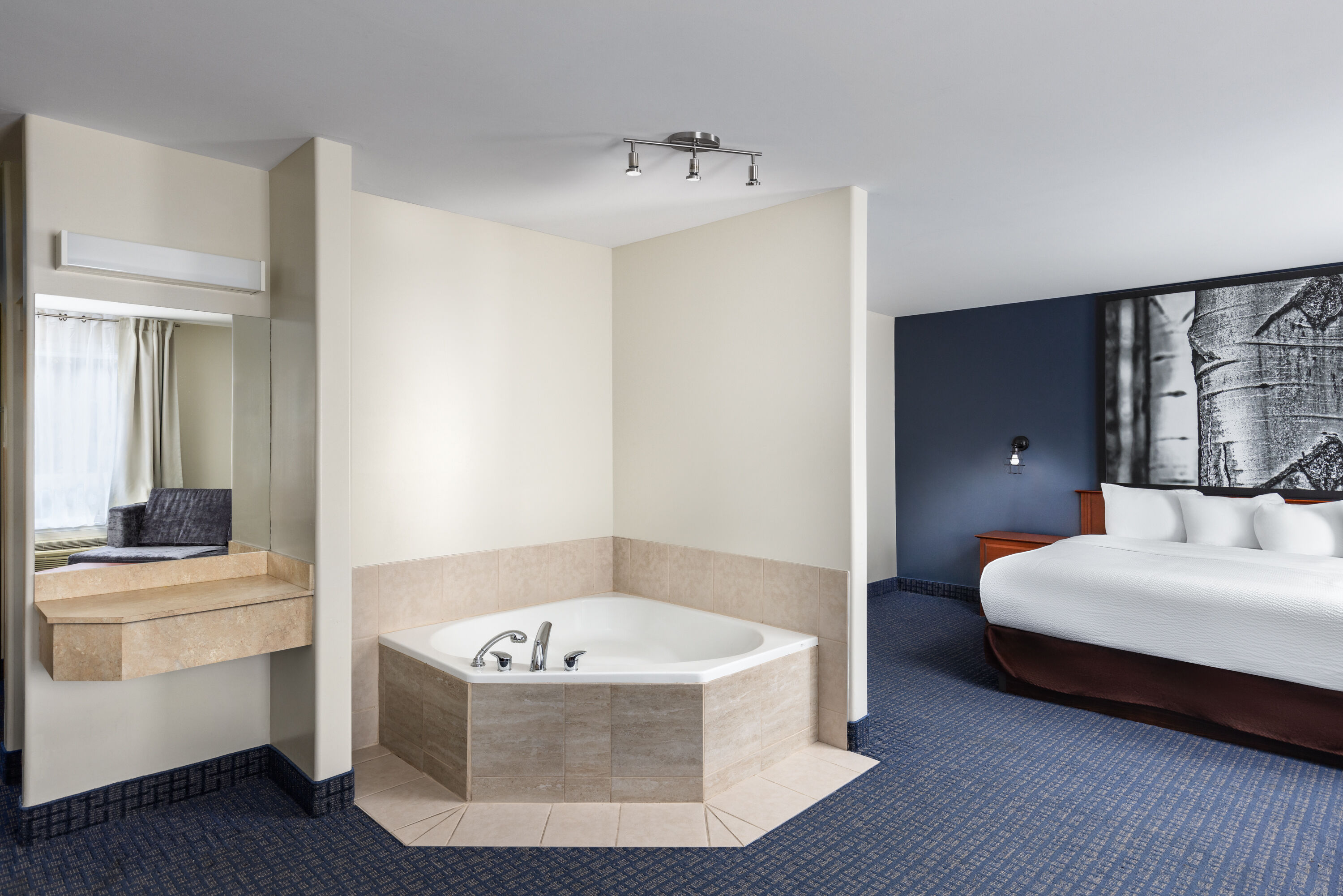 Super 8 by Wyndham Sainte Agathe Des Monts hot tub suite in Sainte-Agathe-des-Monts, Quebec