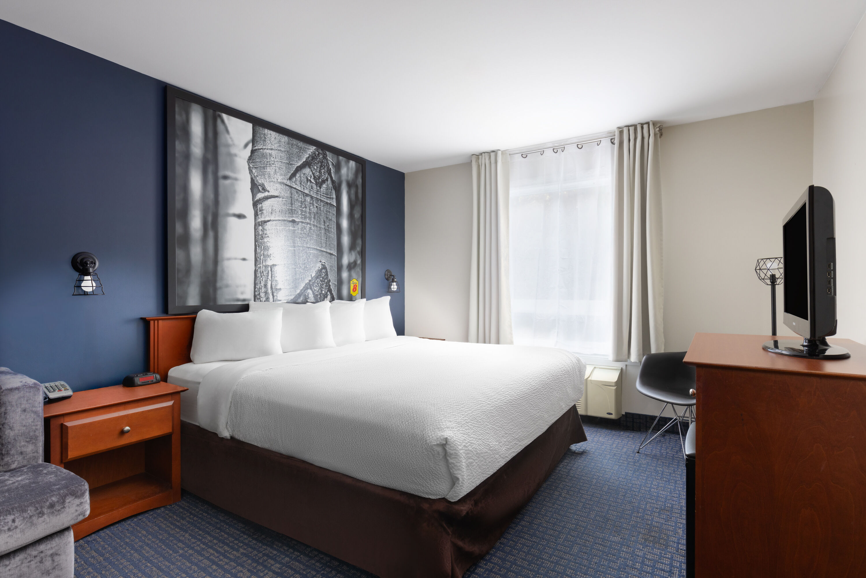 Super 8 by Wyndham Sainte Agathe Des Monts hot tub suite in Sainte-Agathe-des-Monts, Quebec