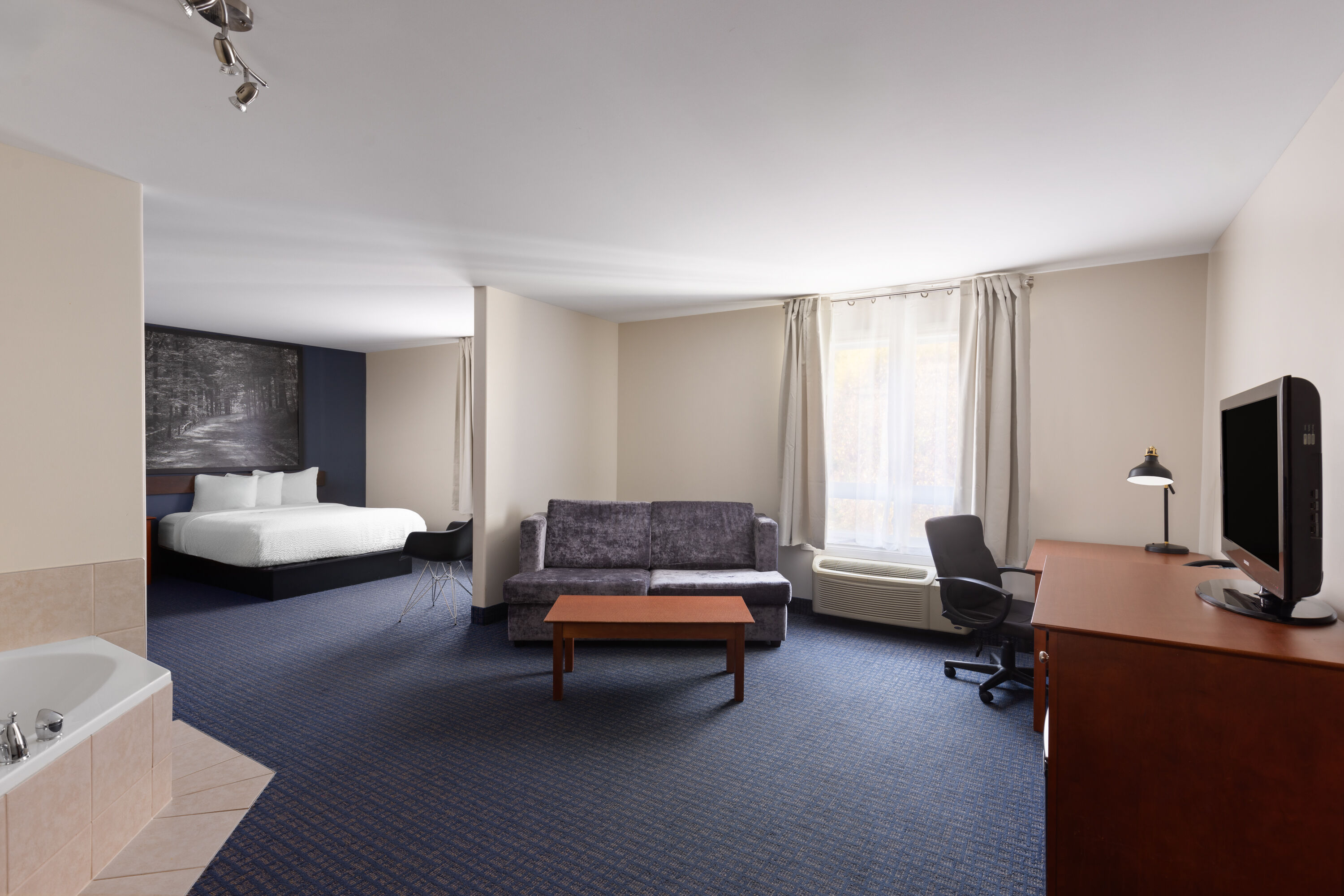 Super 8 by Wyndham Sainte Agathe Des Monts hot tub suite in Sainte-Agathe-des-Monts, Quebec