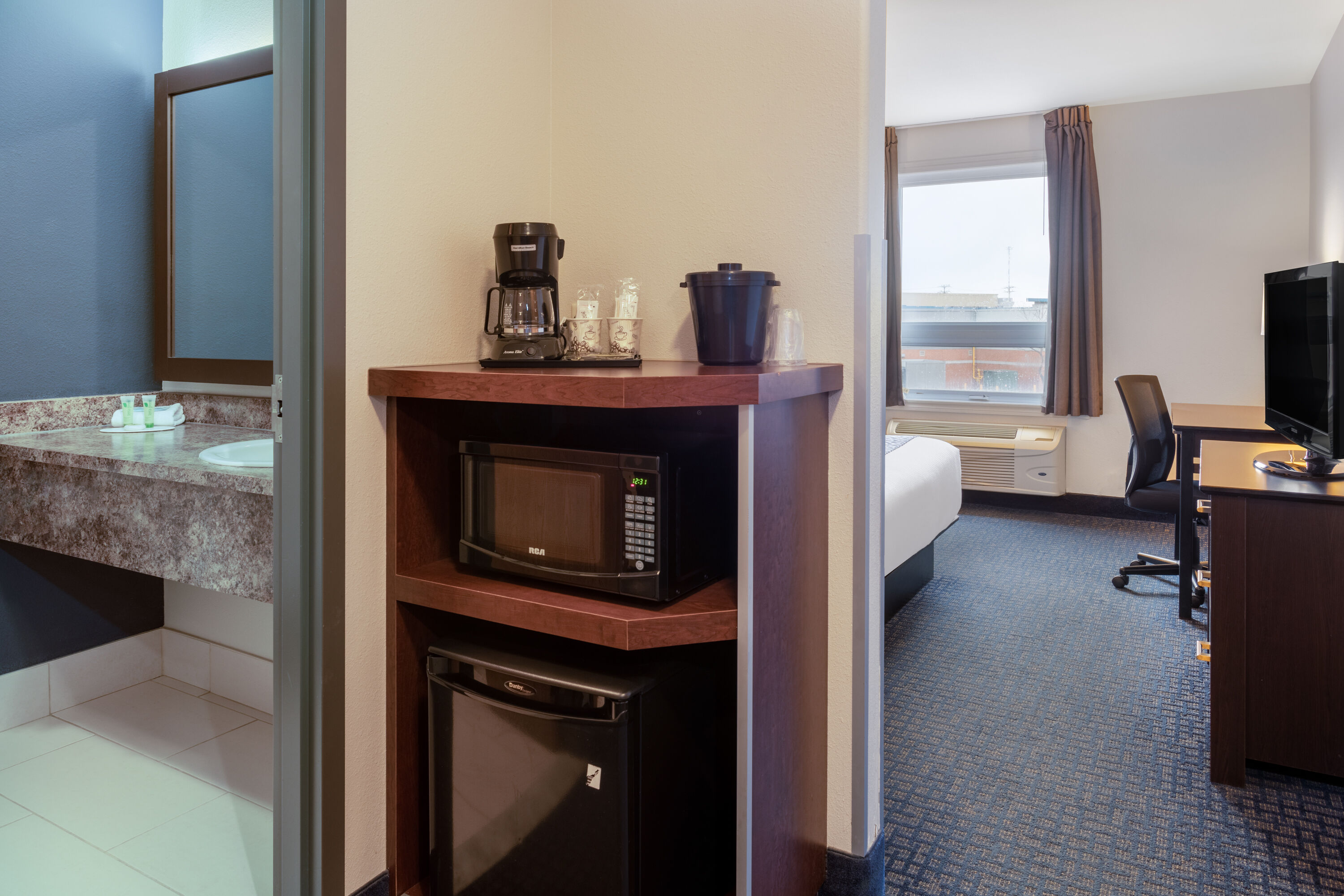 Guest room at the Super 8 by Wyndham Lachenaie/Terrebonne in Terrebonne, Quebec