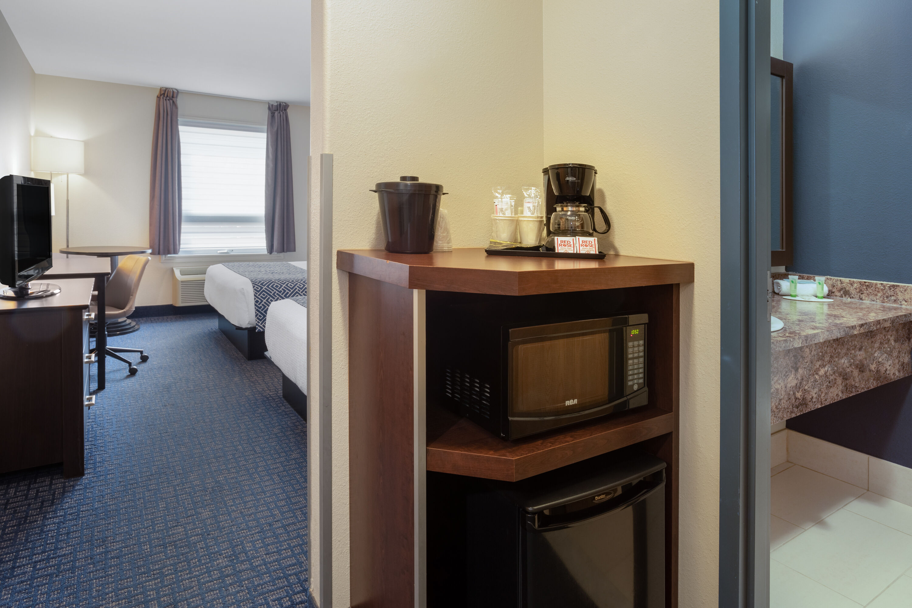 Guest room at the Super 8 by Wyndham Lachenaie/Terrebonne in Terrebonne, Quebec