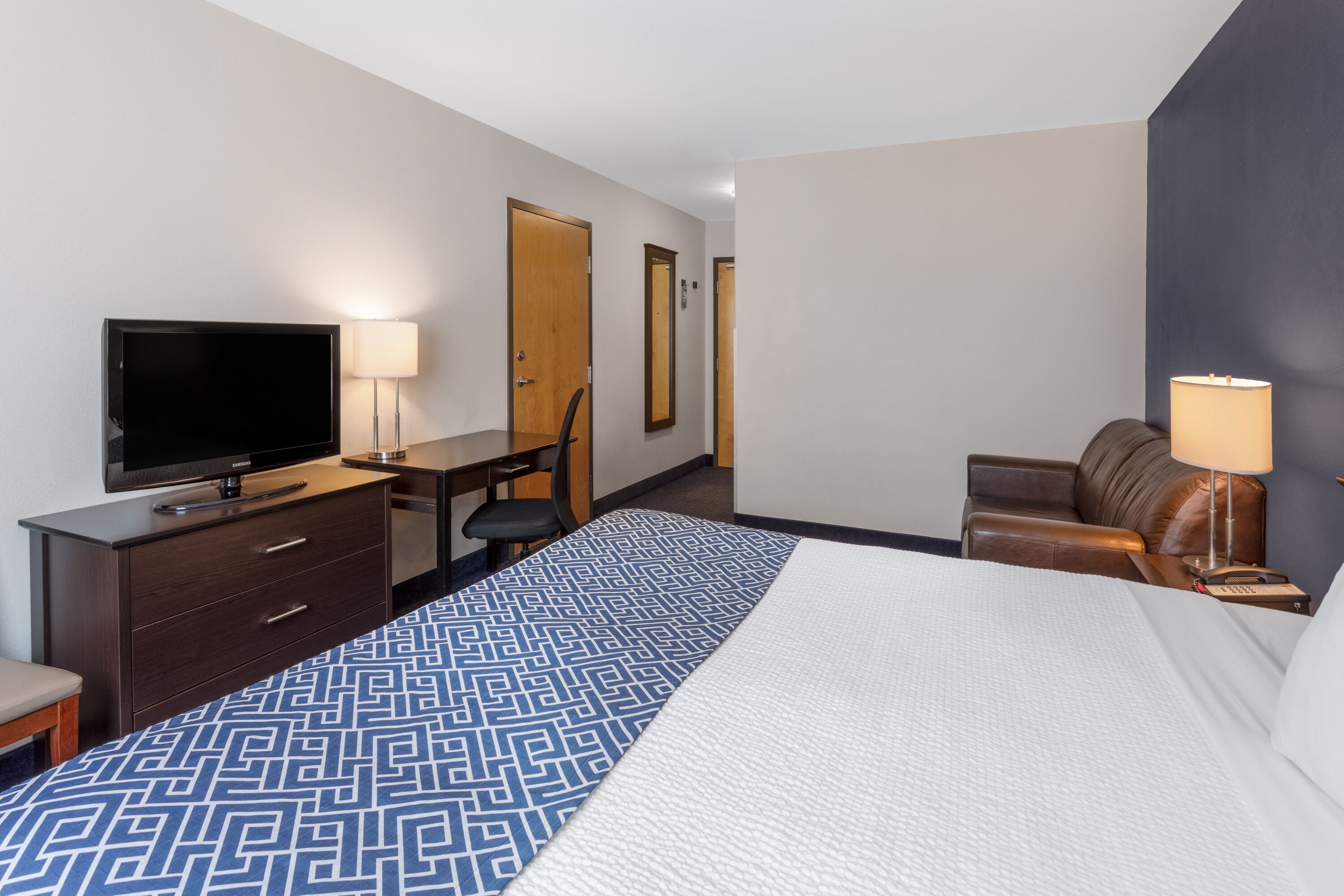 Guest room at the Super 8 by Wyndham Lachenaie/Terrebonne in Terrebonne, Quebec