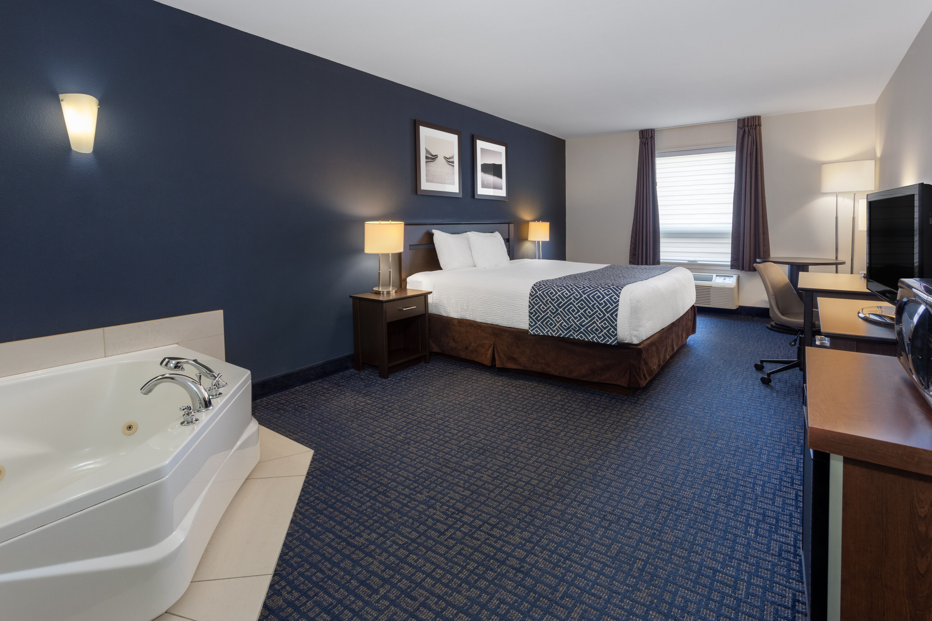 Guest room at the Super 8 by Wyndham Lachenaie/Terrebonne in Terrebonne, Quebec