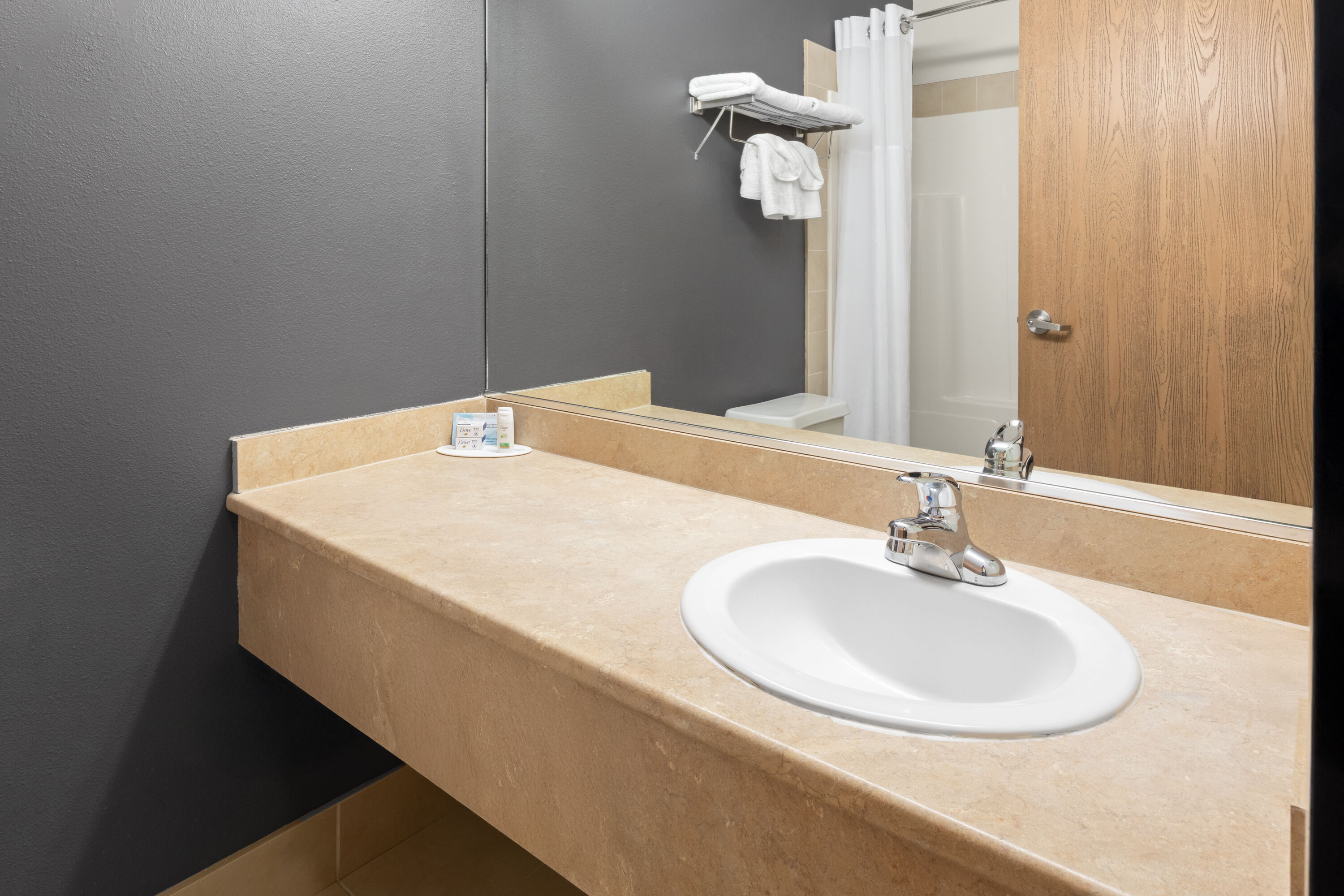 Guest room bath at the Super 8 by Wyndham Trois-Rivieres in Trois-Rivieres, Quebec