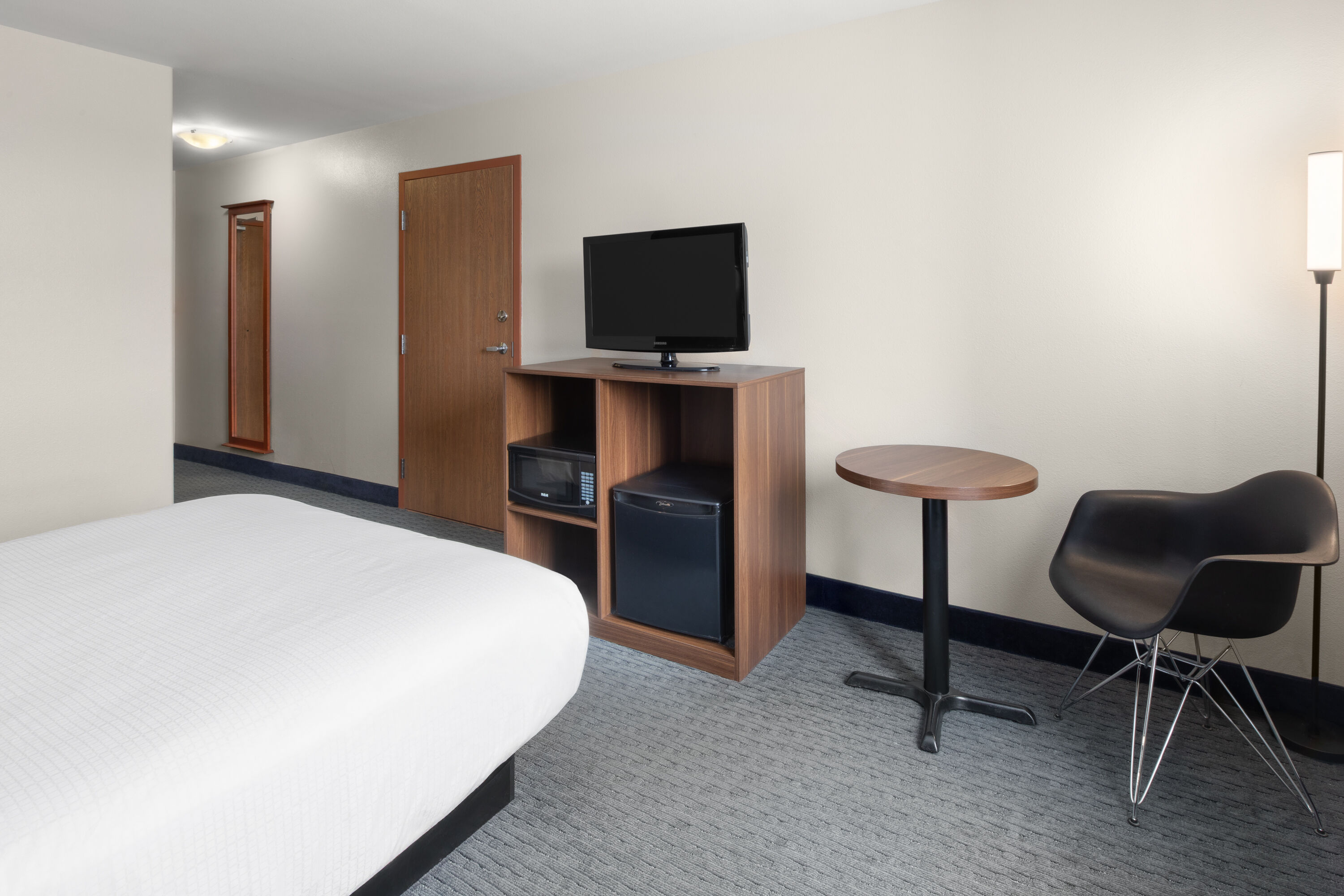 Guest room at the Super 8 by Wyndham Trois-Rivieres in Trois-Rivieres, Quebec