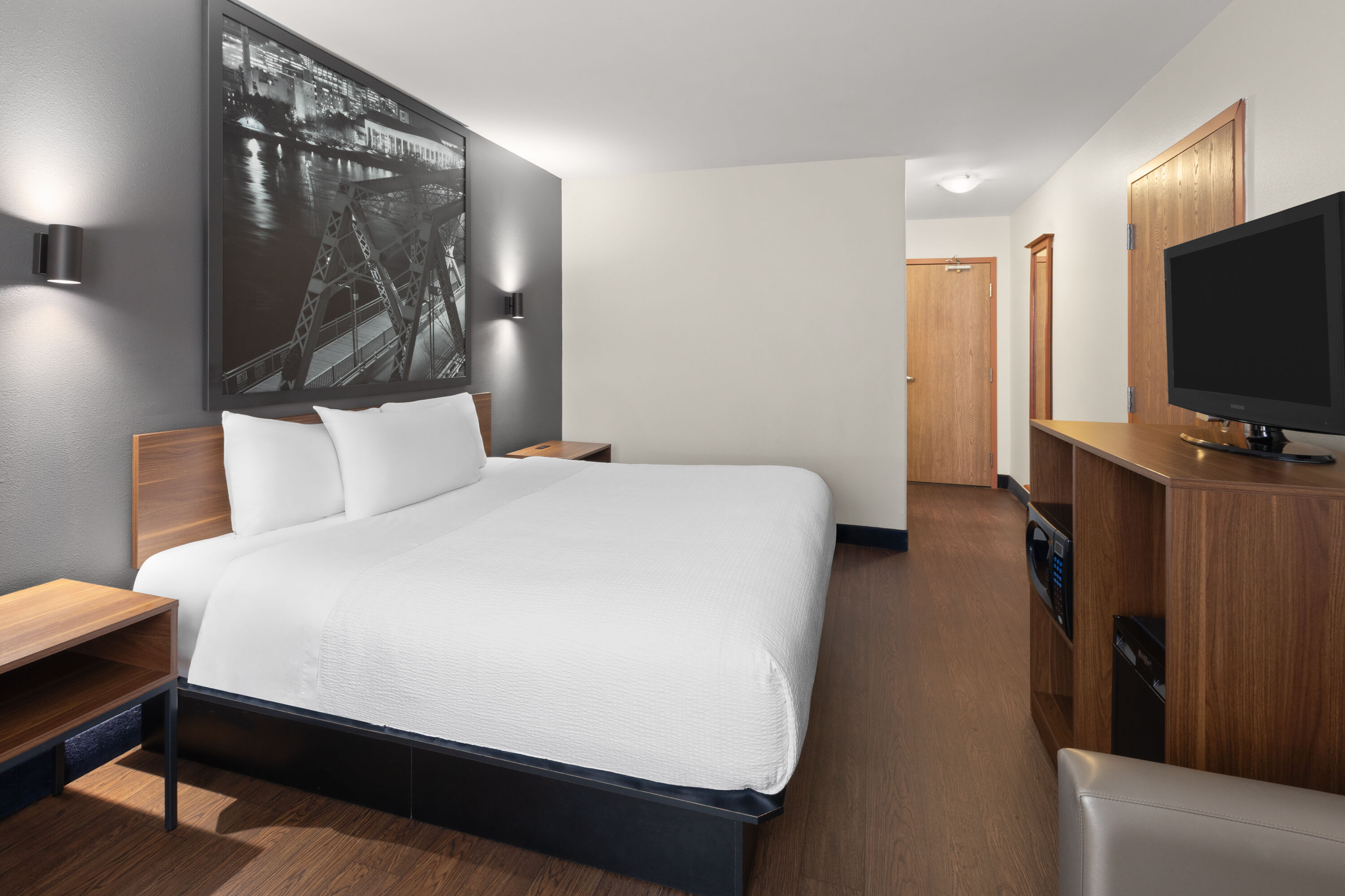 Guest room at the Super 8 by Wyndham Trois-Rivieres in Trois-Rivieres, Quebec