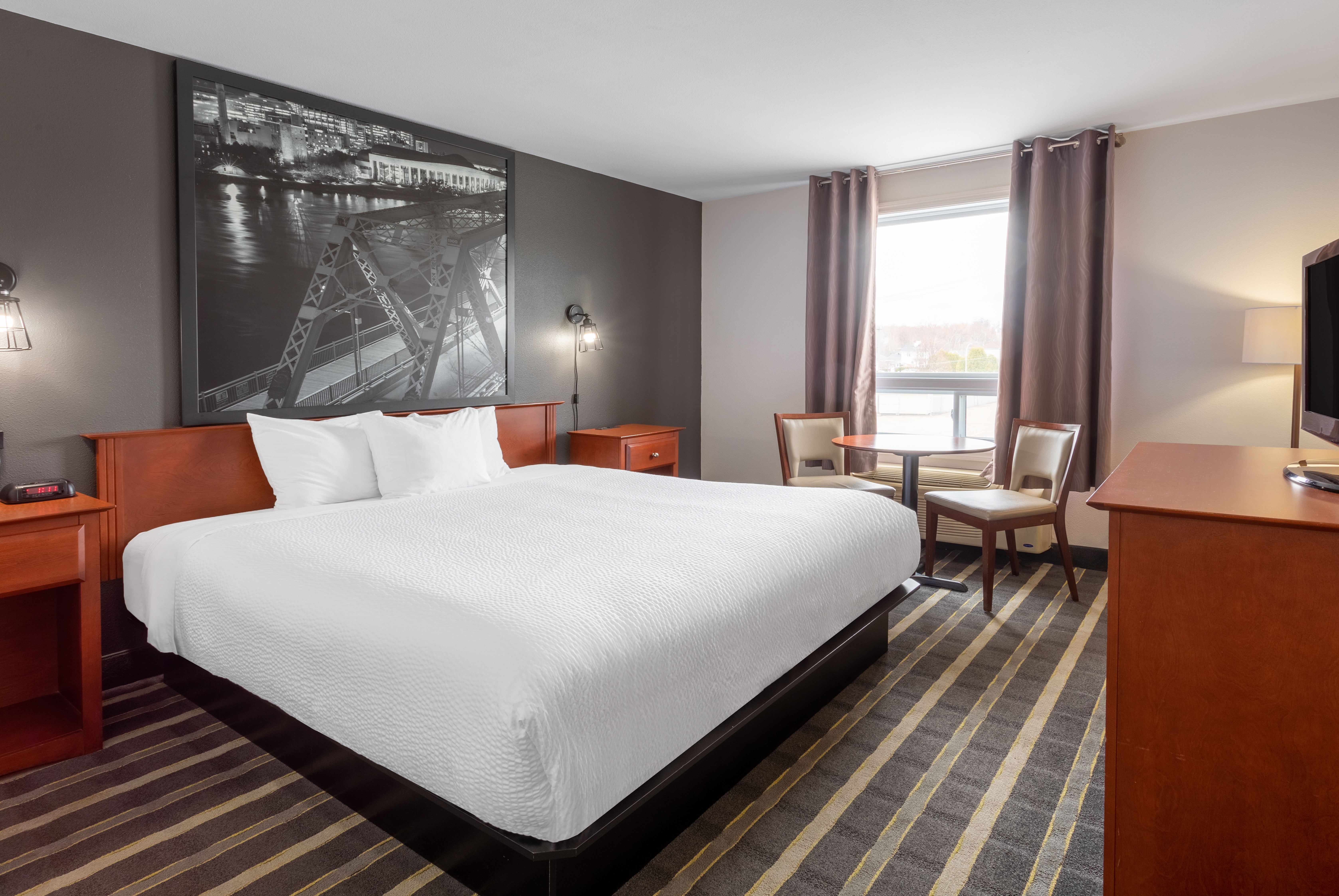 Guest room at the Super 8 by Wyndham Trois-Rivieres in Trois-Rivieres, Quebec