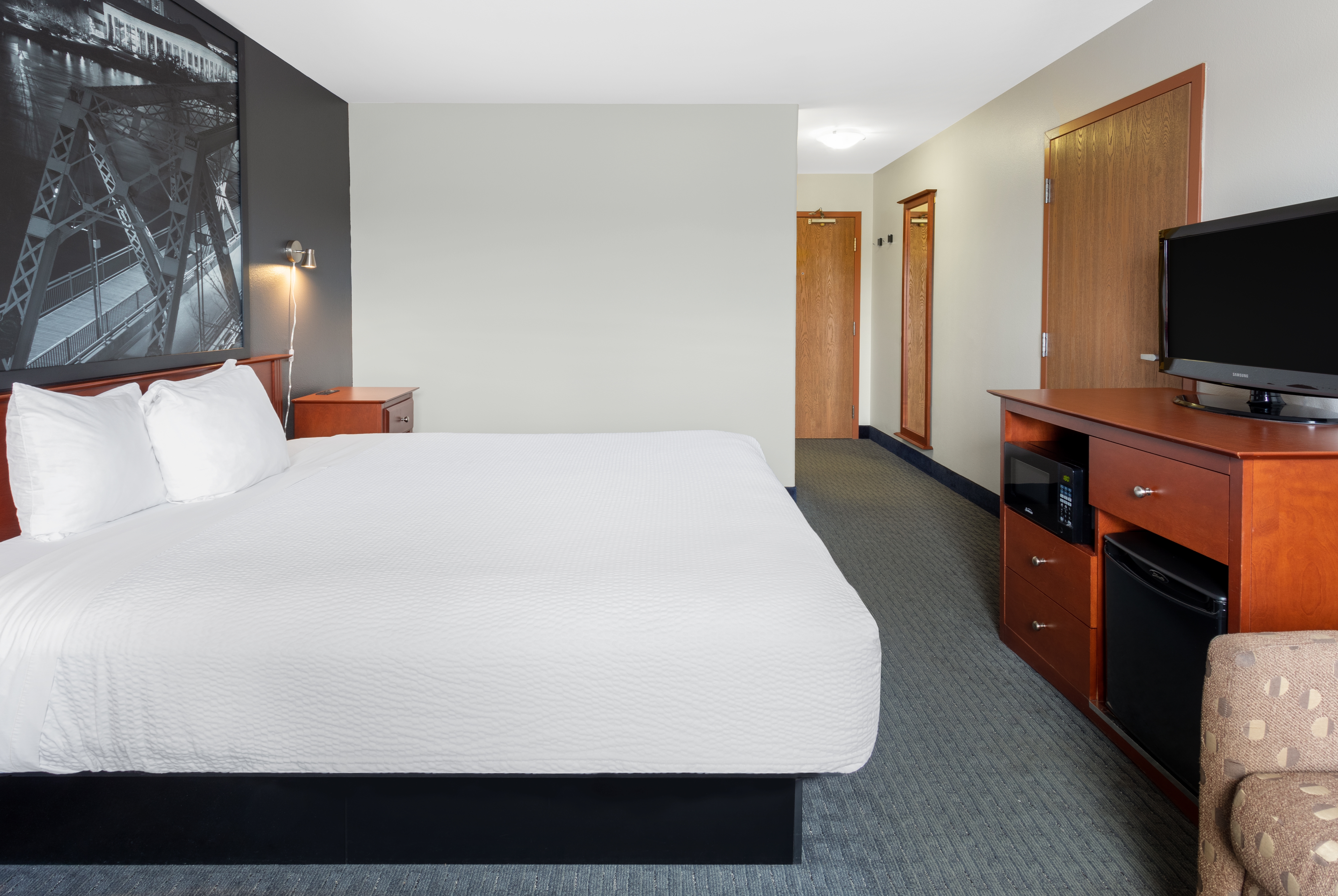 Guest room at the Super 8 by Wyndham Trois-Rivieres in Trois-Rivieres, Quebec