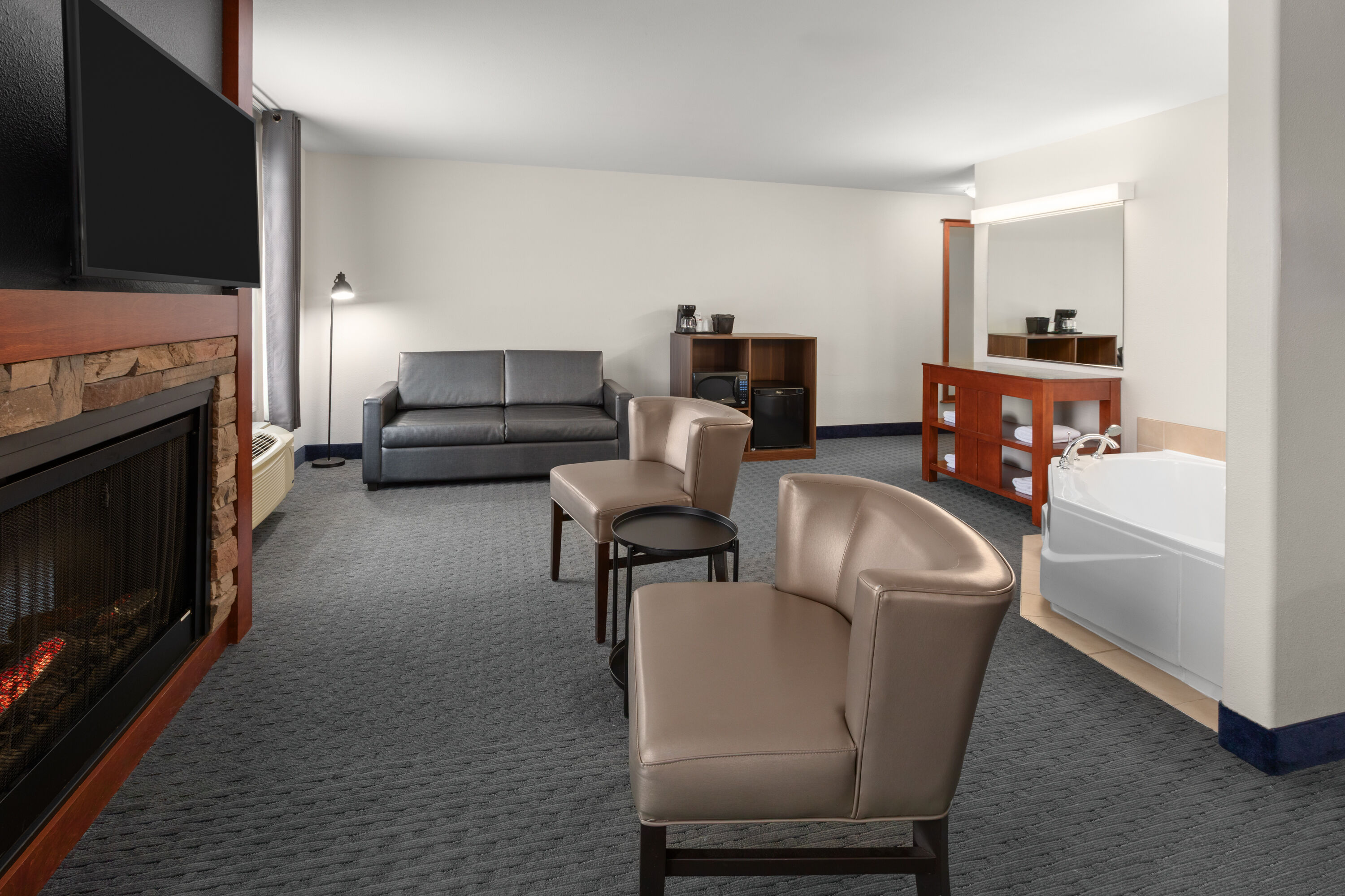 Super 8 by Wyndham Trois-Rivieres hot tub suite in Trois-Rivieres, Quebec