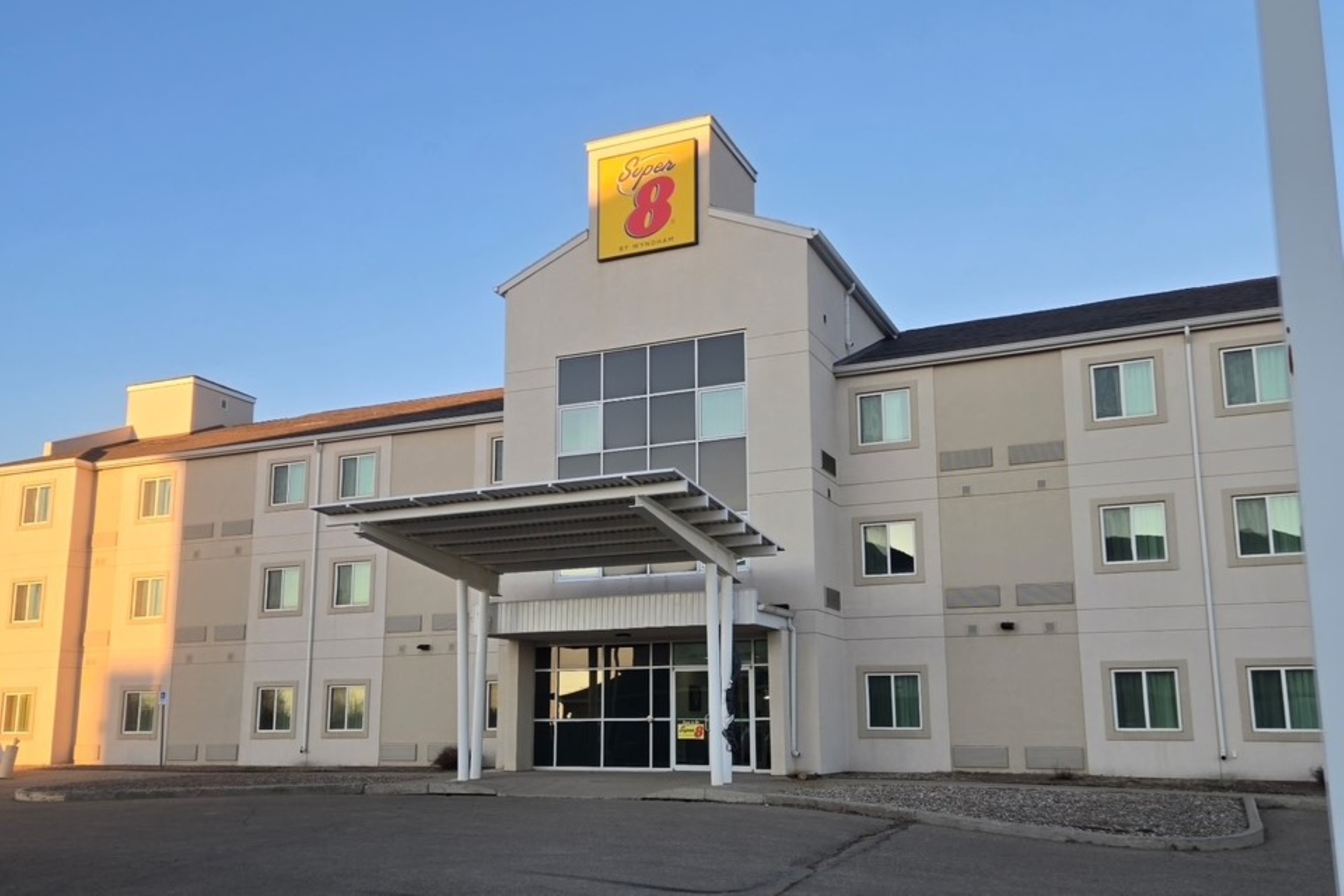 Exterior of Super 8 by Wyndham Estevan hotel in Estevan, Saskatchewan