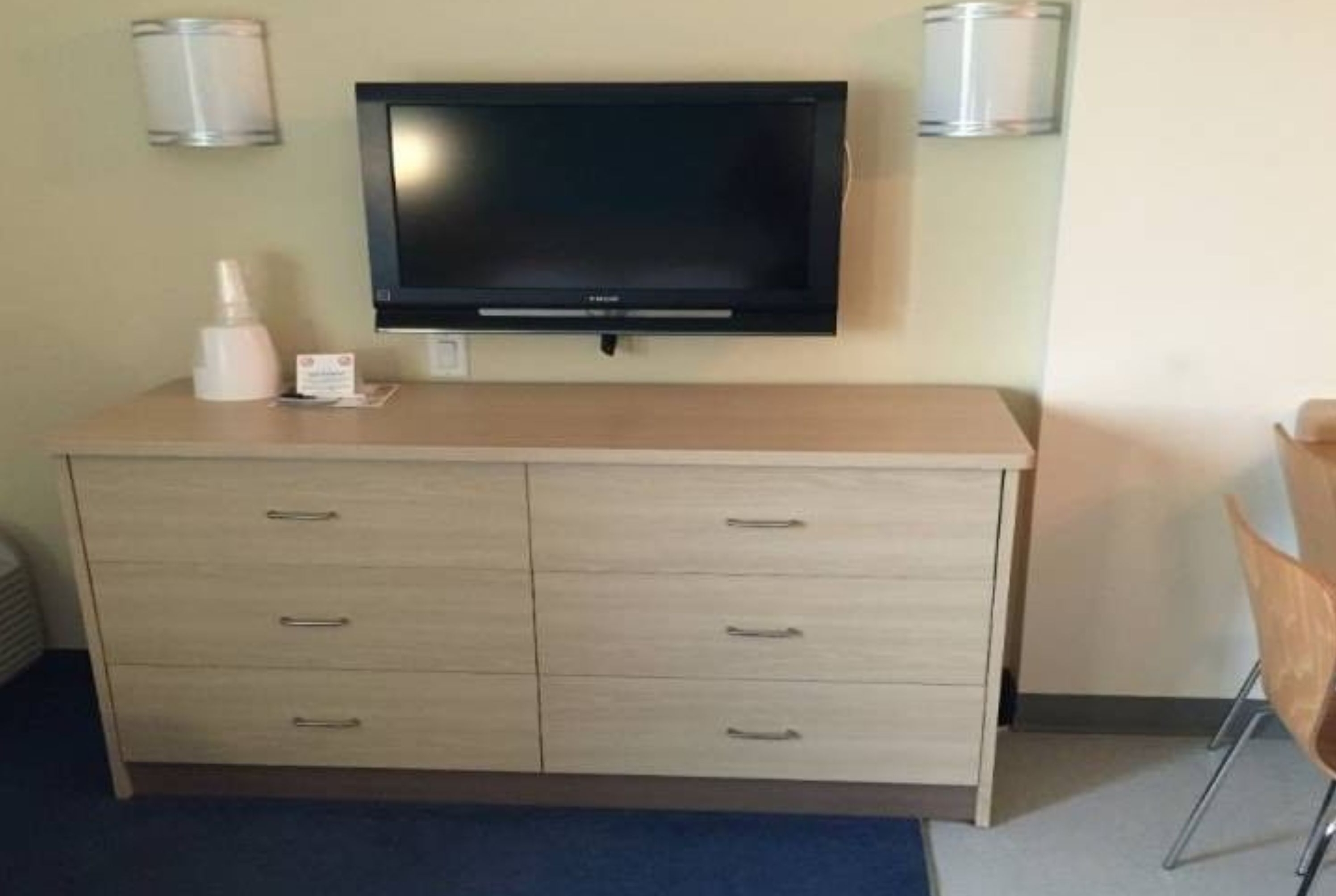 Guest room feature at the Super 8 by Wyndham Estevan in Estevan, Saskatchewan