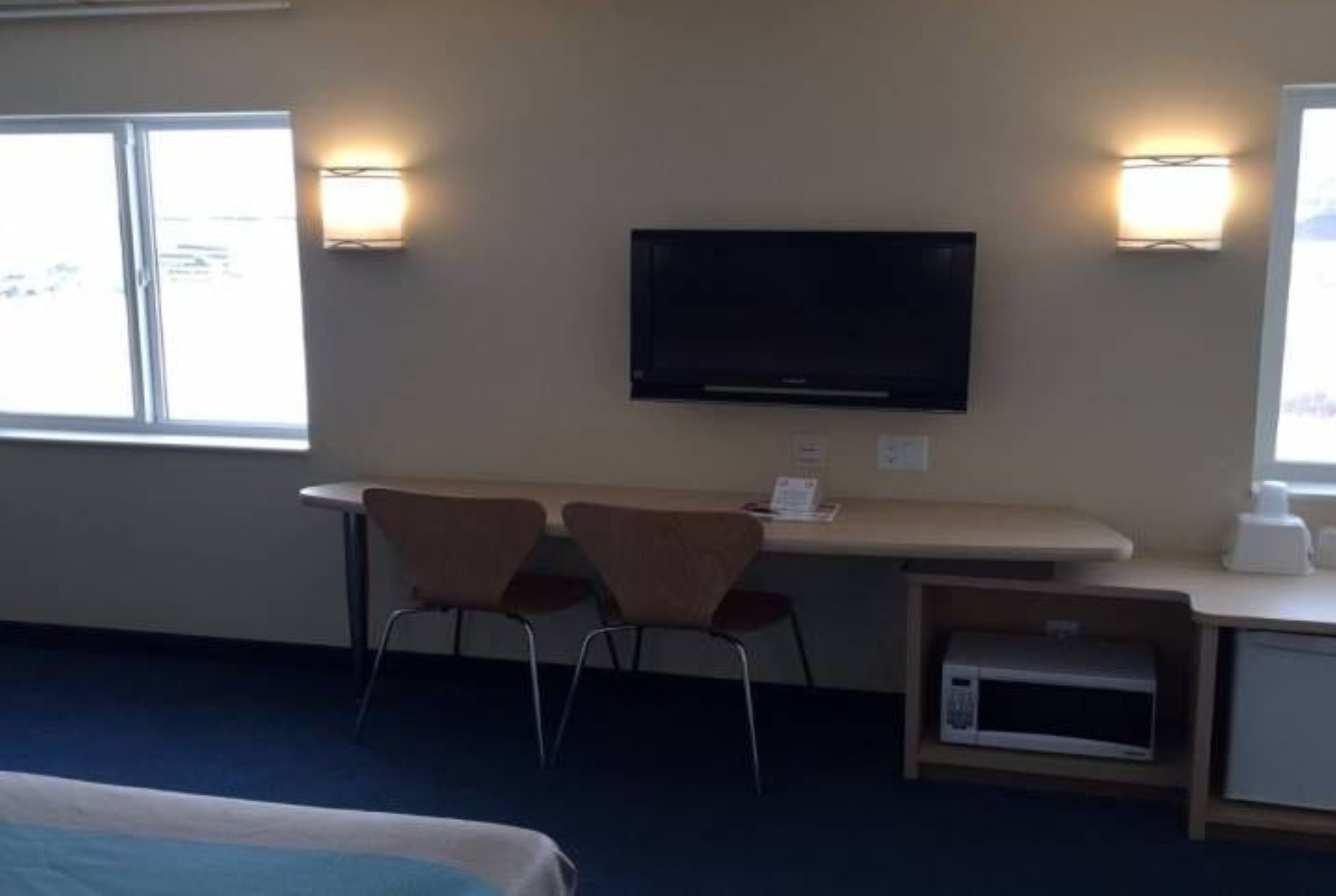 Guest room feature at the Super 8 by Wyndham Estevan in Estevan, Saskatchewan