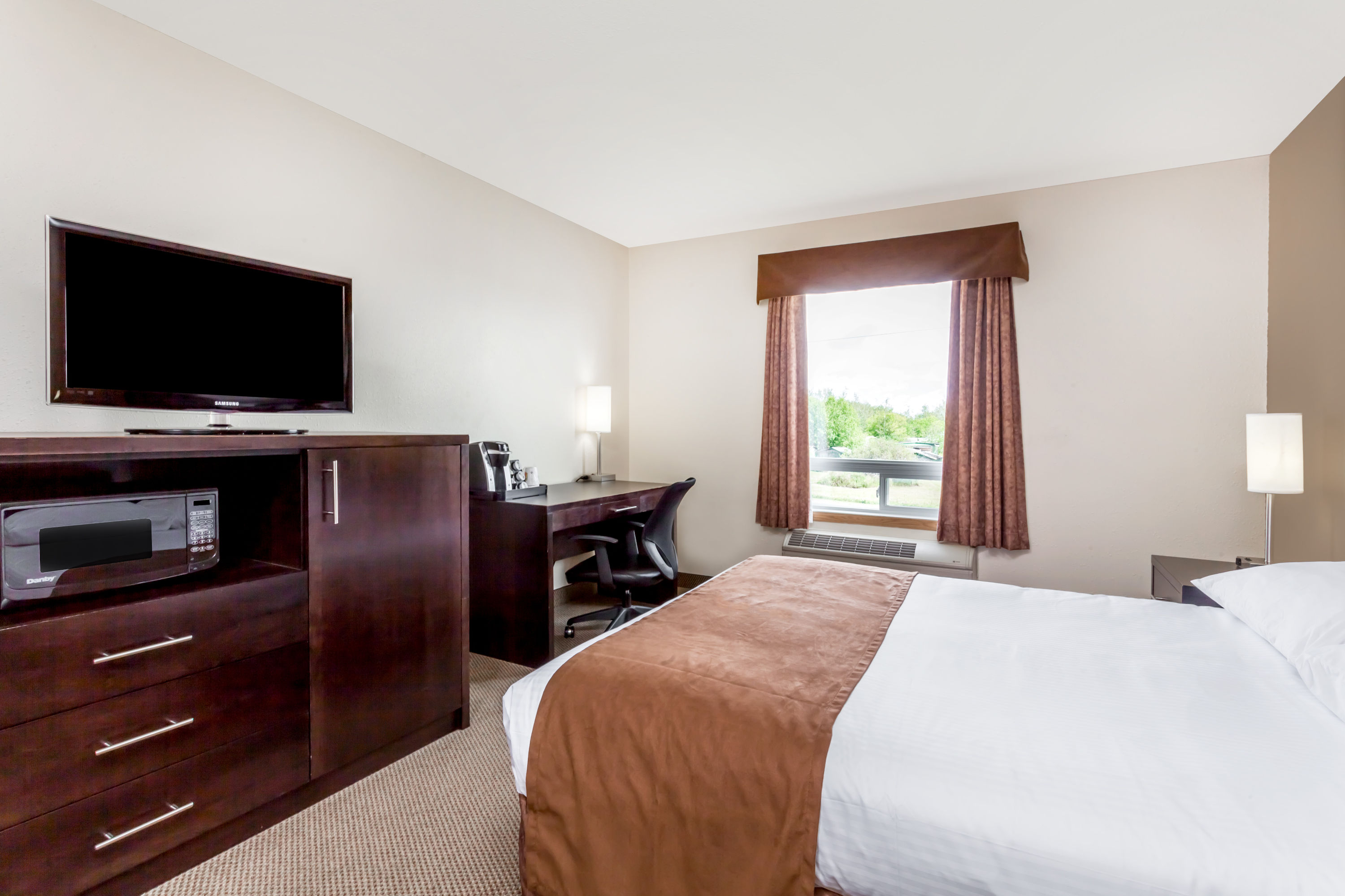 Guest room at the Super 8 by Wyndham Prince Albert in Prince Albert, Saskatchewan