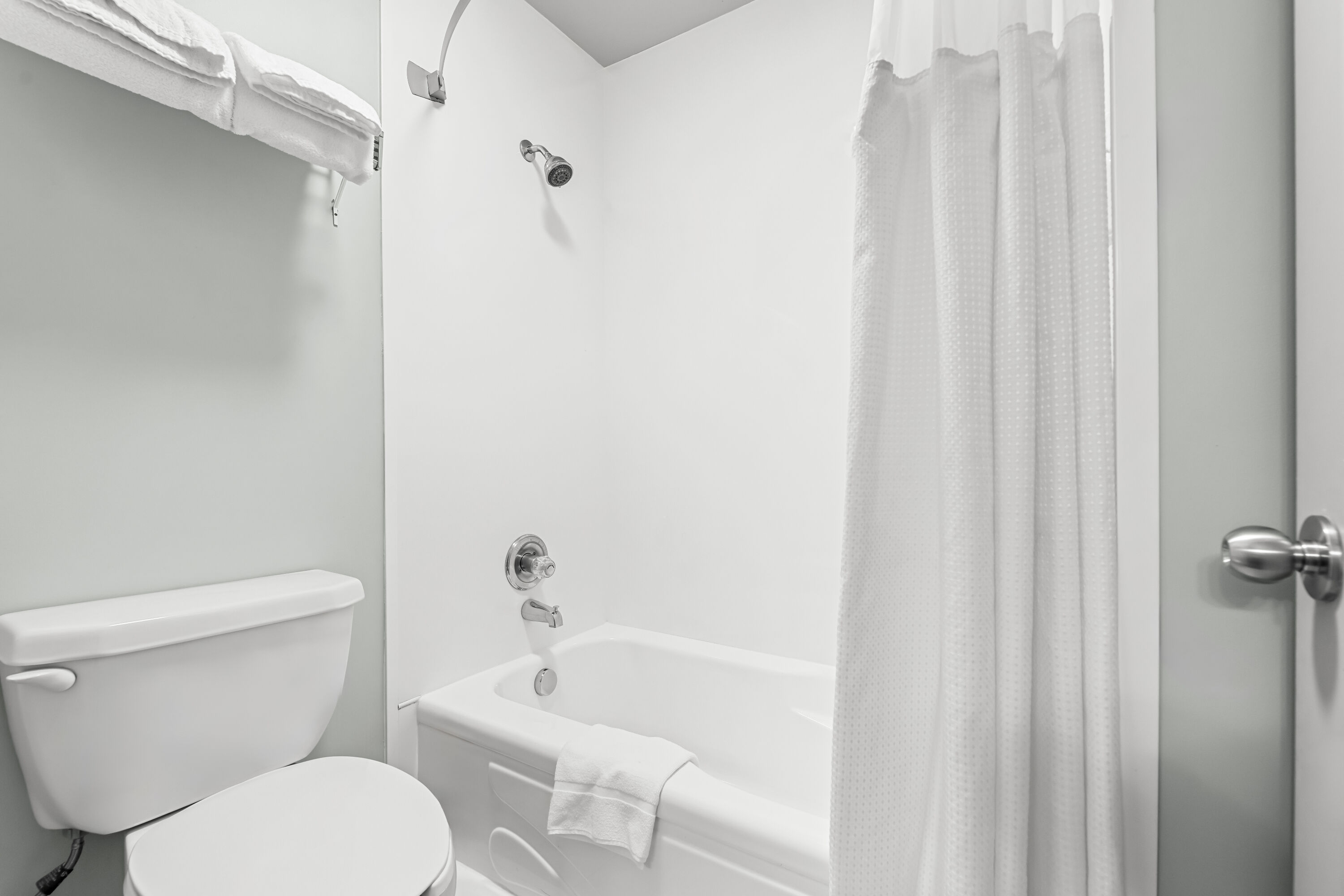 Guest room bath at the Super 8 by Wyndham Saskatoon Near Saskatoon Airport in Saskatoon, Saskatchewan