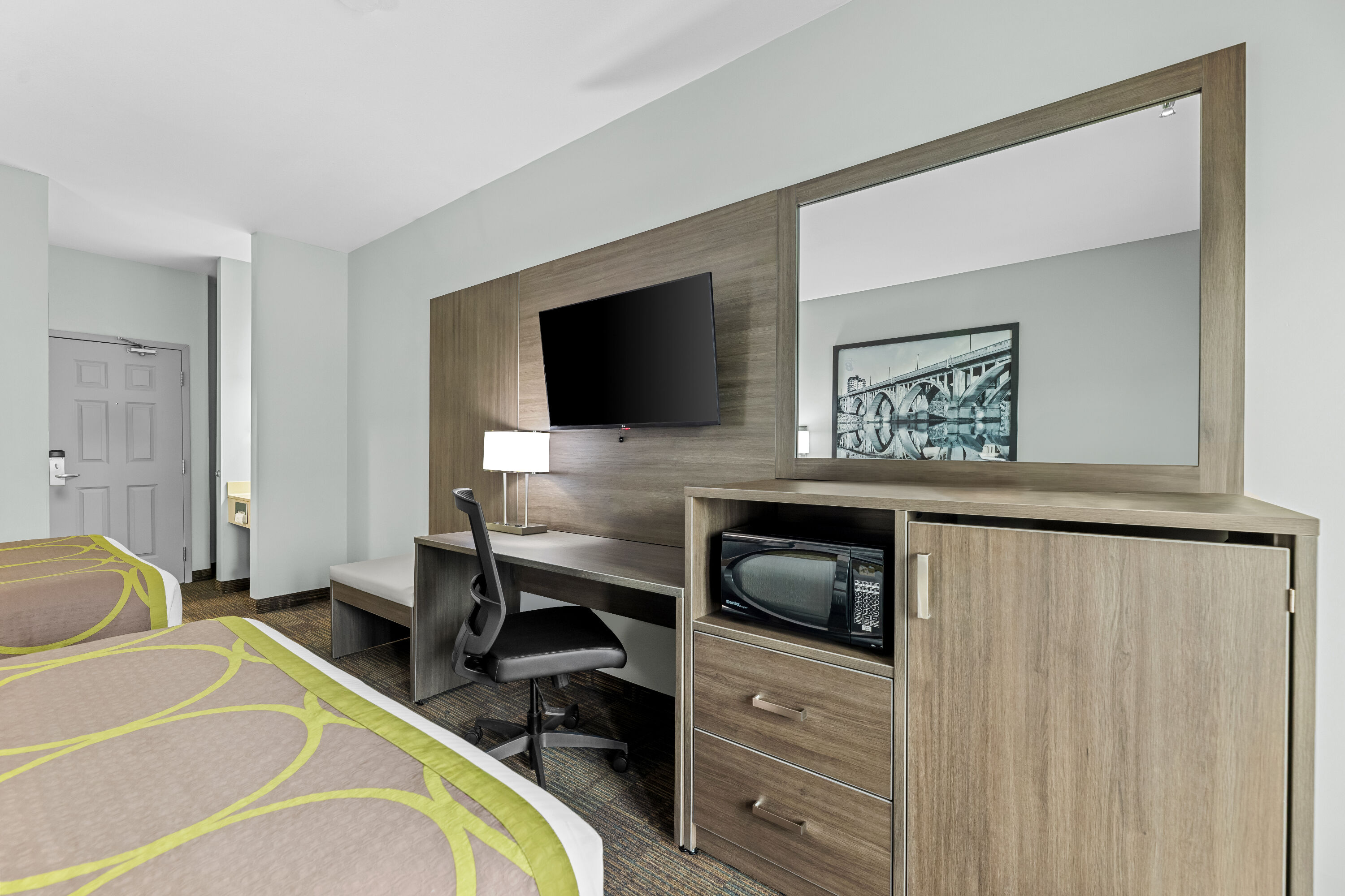 Double bed guest room at the Super 8 by Wyndham Saskatoon Near Saskatoon Airport in Saskatoon, Saskatchewan