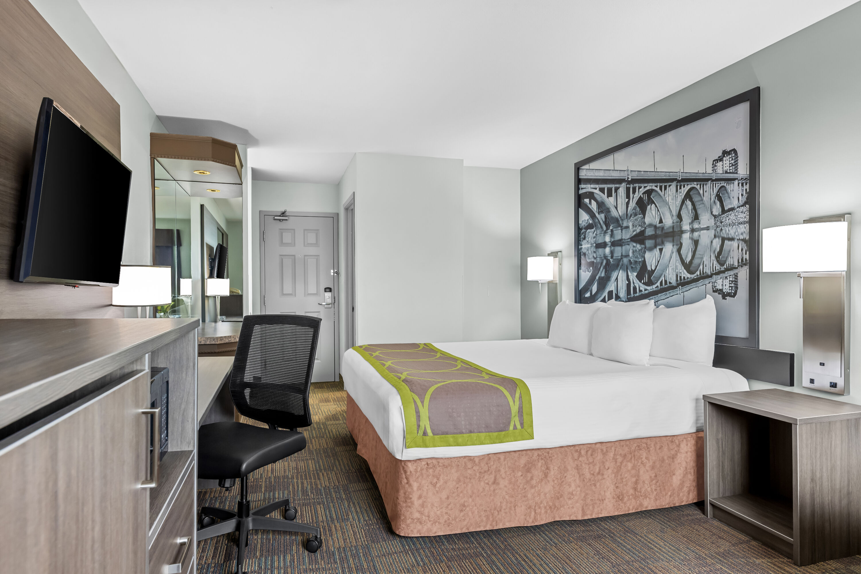 King bed guest room at the Super 8 by Wyndham Saskatoon Near Saskatoon Airport in Saskatoon, Saskatchewan