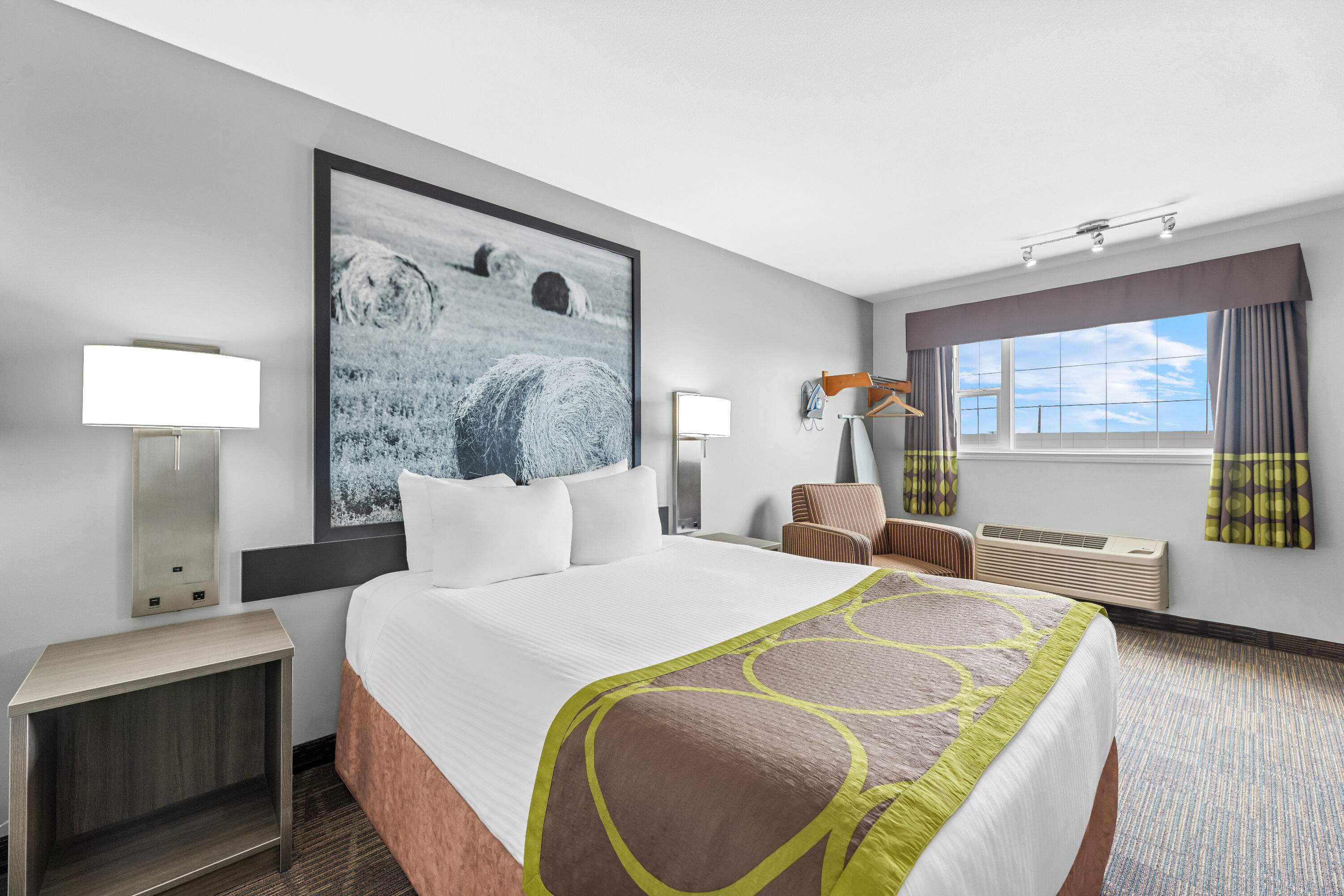 Queen bed guest room at the Super 8 by Wyndham Saskatoon Near Saskatoon Airport in Saskatoon, Saskatchewan