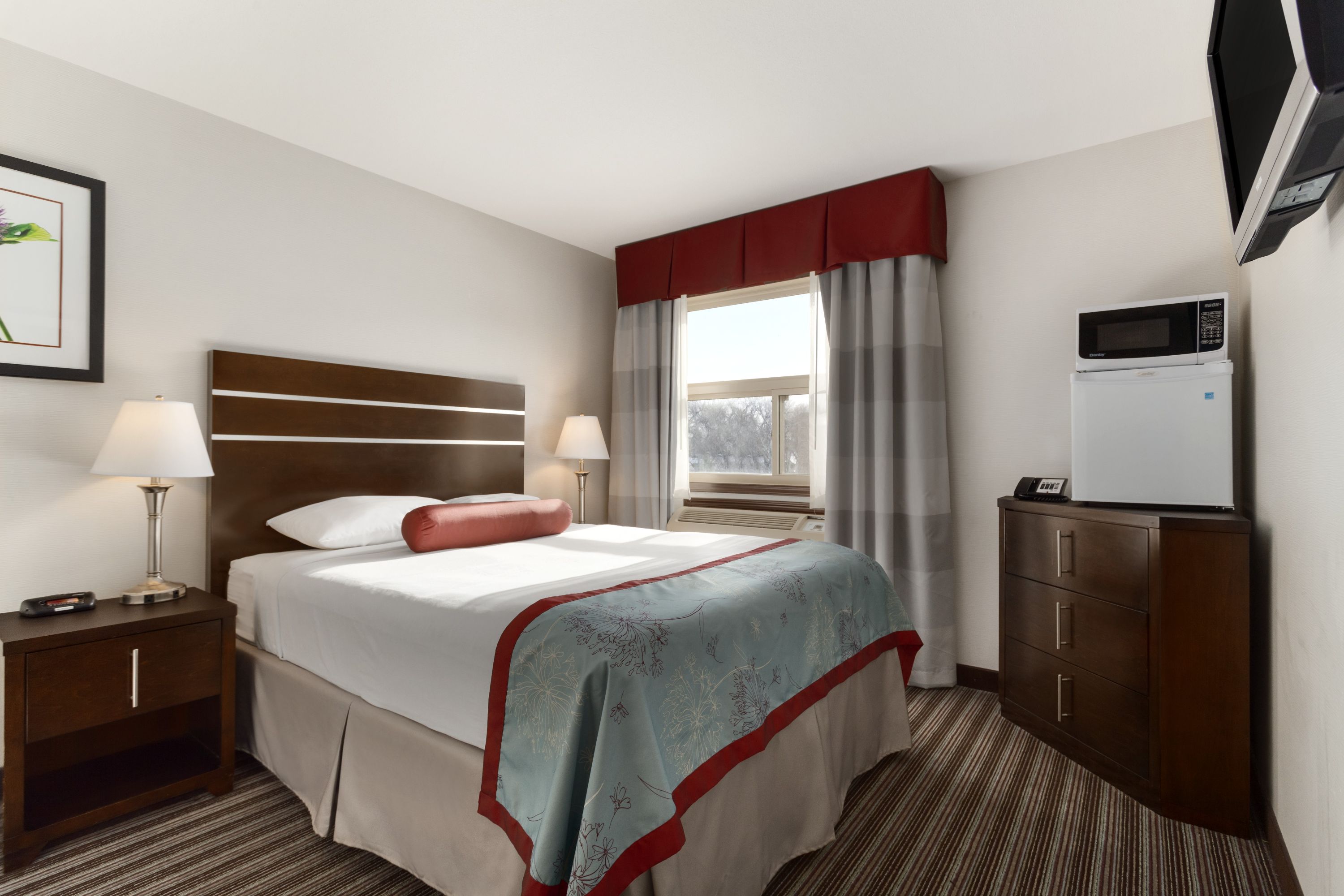 Guest room at the Super 8 by Wyndham Saskatoon Near Downtown in Saskatoon, Saskatchewan