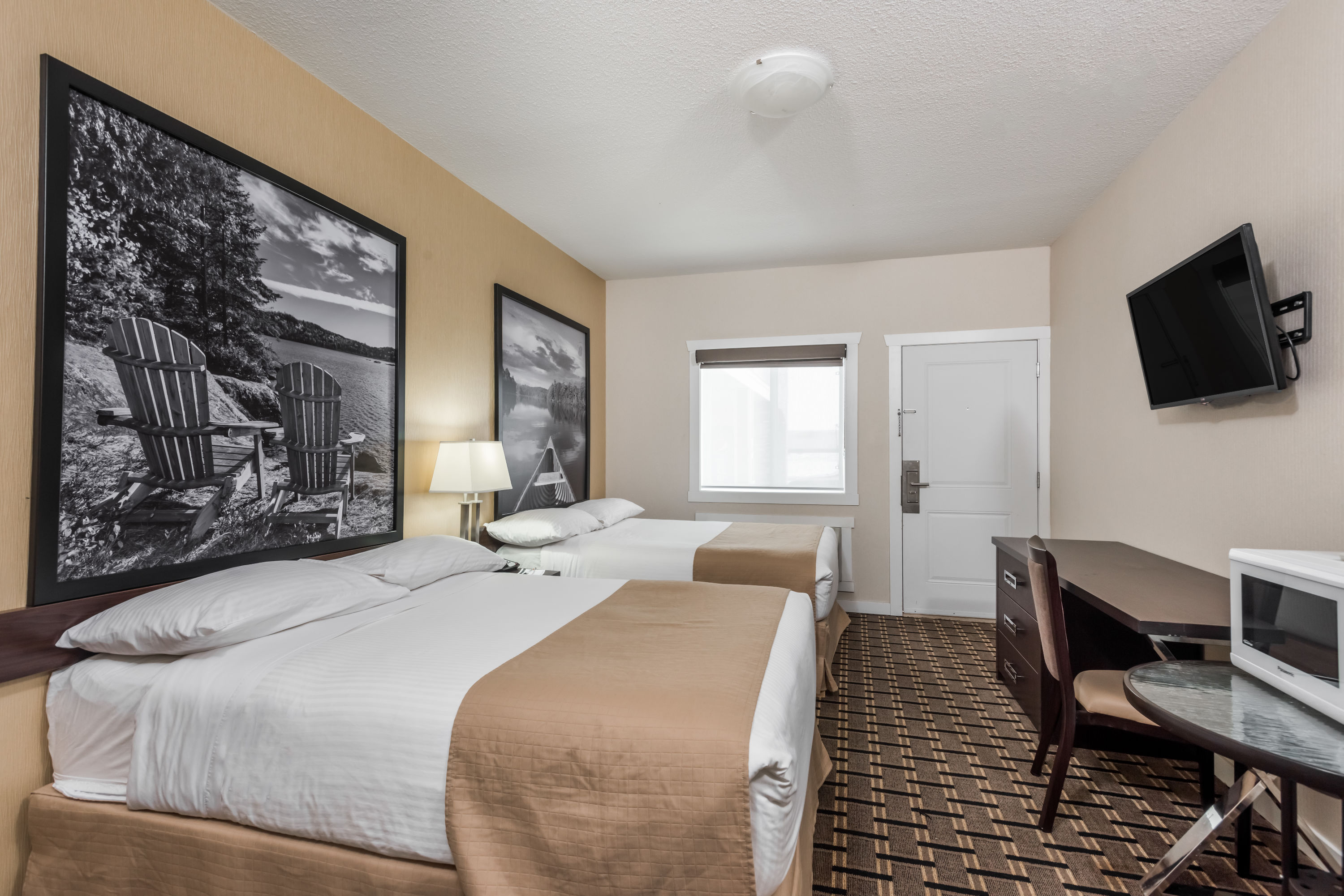 Guest room at the Super 8 by Wyndham Watrous in Watrous, Saskatchewan