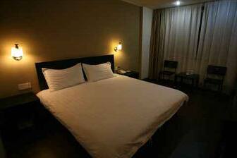 Guest room at the Super 8 Hotel Hangzhou Cheng Zhan in Hangzhou, Other than US/Canada