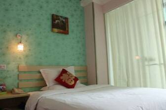 Guest room at the Super 8 Hotel Shenzhen Longgang Shuanglong Station in Shenzhen, Other than US/Canada